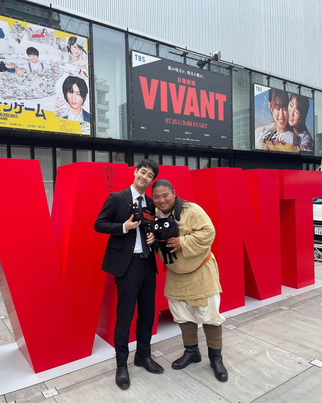 都留拓也さんのインスタグラム写真 - (都留拓也Instagram)「VIVANT仕事の思い出  ①がんがん気づいてくれた二宮くん。もうエレベーター降りた瞬間から空気で怪しかったって言ってた。さすが嵐。 ②ブルーウォーカーとドラム。ハッキングなんて最後は運！ ③この頃は「ドラム」がなんなのかわからずに連呼してた ④炎舞炊き実演イベント ⑤実際に購入してくれた方も！！僕の友達も買ってくれたらしい ⑥コジマのTikTokとYouTubeで ⑦れなちさんのラジオ。緊張して一回嘘ついちゃったなぁ ⑧ナイツザラジオショー。VIVANT好きしかいなくて最高でした。   #VIVANT #日曜劇場 #堺雅人 #阿部寛 #二階堂ふみ #松坂桃李 #役所広司 #二宮和也 #ものまね #あるある #家 #飯沼愛 #ドラム #ジョブチューン #ダレハナ #山崎怜奈 #ナイツ #安藤なつ #ナイツラジオショー」9月23日 12時00分 - tsu_ru_rururu666