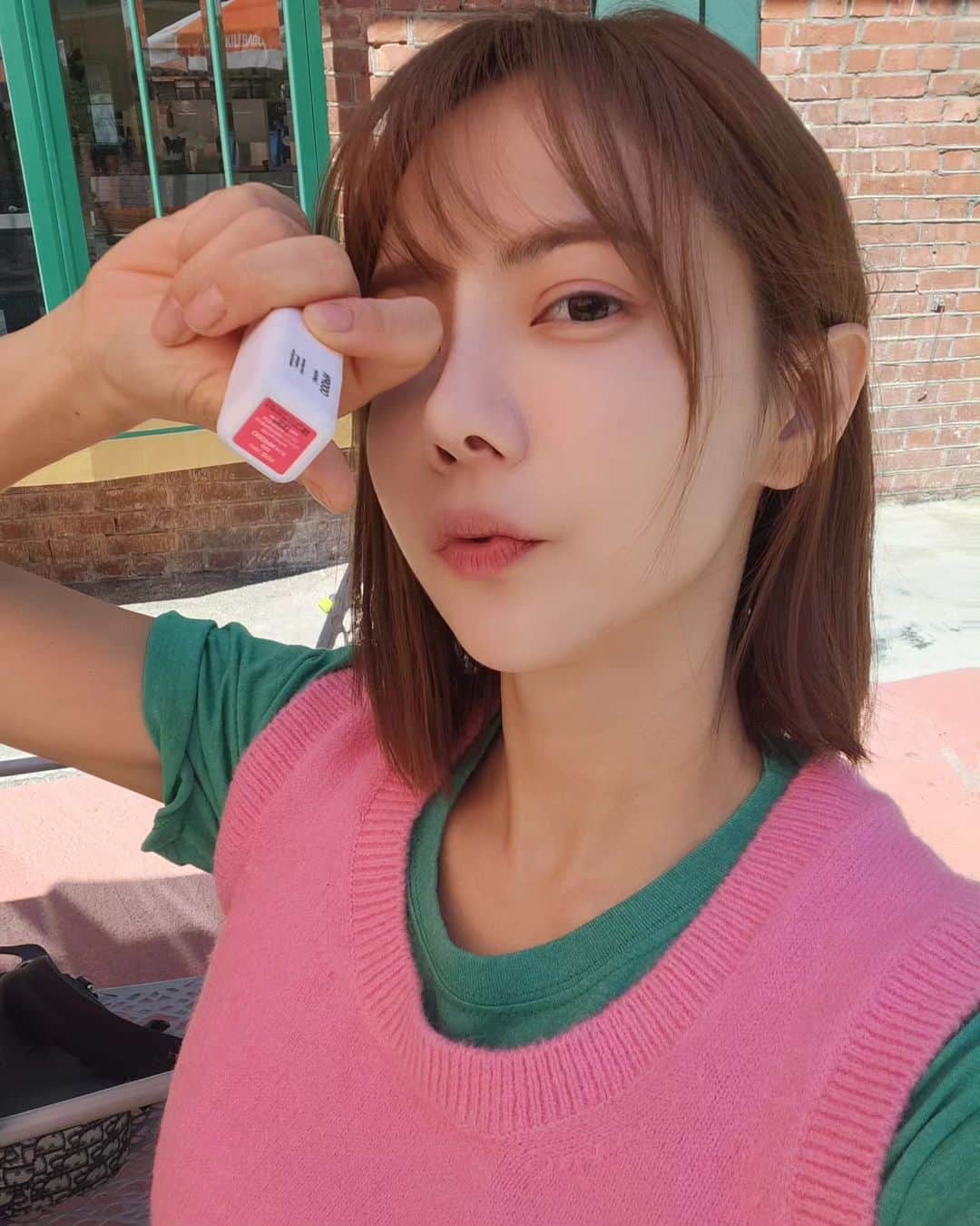 ユ・ハナのインスタグラム：「좋아진 날씨에 기분도 훨씬 좋은 금요일🎶  내일은 오랜만에 엄빠가 오시는 날이라 오늘 오후는 정리정돈을 좀 해볼까해요  오전10시쯤 바른 제 립티커는 오후 3시30분인 지금까지 핑크핑크 해주고 있답니다.  1차때 일찍 품절되어 구매못하셨던 분들을 위해 넉넉한 수량으로 2차준비했어요.  1차완판기념!  3세트도 컬러선택 가능하도록 해두었답니다.  외출전 5분-10분만 바르고 떼어내면 외출하는 내내 입술컬러 지워졌을까 걱정없는 24시간 입술물들이는  립+스티커= 립티커 👄  월요일에 만나요😘」