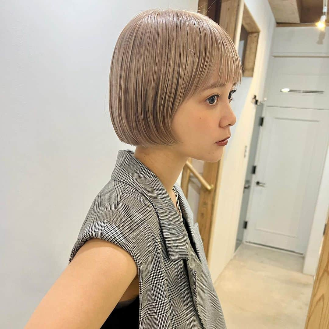 福元雄一郎さんのインスタグラム写真 - (福元雄一郎Instagram)「. ショートからプツっとボブに。 . Hair Yuichiro. . ◇ご予約はLINE予約で承っております🙆🏻‍♂️ クーポン、セットメニューもございます。 . . #ショートは福元まで . 髪質と骨格を見極めて、 一人一人に合わせたフィットあるヘアデザインを提案✨ 似合わせオーダーメイドカット＆カラーはお任せください✂︎🎨 ———————————————————————— 周りから褒められて、 簡単にスタイリング出来る ヘアデザインを提案します🥰 ◇小顔に見せたい。 ◇髪質も骨格もカバーしてほしい。 ◇丸顔でもシャープに見せたい方 ◇毛量がとんでもなく多くシュッと見せたい方 ◇癖で広がる ◇収まりが悪い ◇美容院に迷ってる ◇スタイリングが難しい ☆透明感あるカラーがしたい ☆艶感あるカラーがしたい ☆似合うカラーを見つけてほしい ☆暗いけど透けるカラーがしたい ☆ダメージを抑えたカラーがしたい . 独自のカットカラーで、多くの方々のお悩みを解消しています👌🏻✨ ———————————————————————— 髪の毛の悩み、切るのに不安がある方こそ！僕にご相談下さい☺️ . 是非僕に大切なヘアスタイルを 担当させて下さい✊🏻 ご予約心よりお待ちしております✨✨ . . . #LENC #lenc_hair #イロンナカタチ #福岡美容室 #大名美容室 #天神美容室 #福岡ショート#福岡ショートヘア#福岡カラー#福岡ヘアカラー#福岡ショートパーマ#福岡マッシュショート #福岡ショートボブ#福岡ハンサムショート#福岡ボブ#福岡ミニボブ#福岡美容室求人 #天神美容室求人 #大名美容室求人#福岡アシスタント求人#福岡美容師求人 #福岡美容学生」9月22日 15時41分 - yuichiro0522