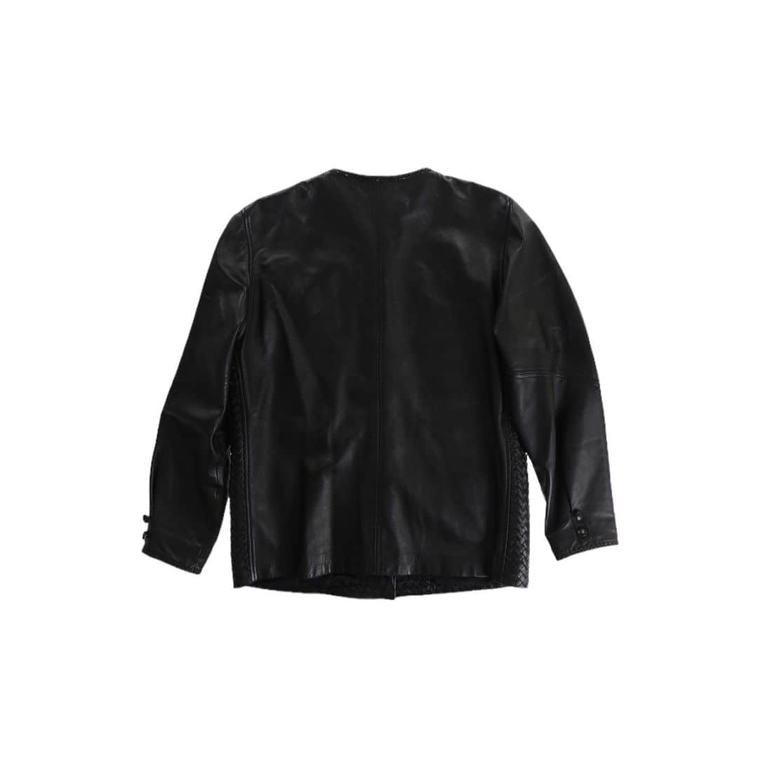 SANKAKUさんのインスタグラム写真 - (SANKAKUInstagram)「. Vintage Switching leather design jacket  着用モデル:174cm - - - - - これはたまらない。 切り替えのクオリティー ノーカラー 素晴らしい！！ - - - - -  高円寺OTSUで15年培った経験を活かし、新形態でより都会的でクリーンなアイテムを提案致します。1点,1点をセレクトとし、古き良き物を現代に落とし込む高感度な古着屋です。  "OTSU TOKYO"ならではの洗練されたアイテムをたっぷりご用意しております。メンズ,レディース,幅広い年齢層に楽しんで頂けるお店になってるかと思います。 是非ご来店お待ちしております☺︎  - - - - - #古着屋 #下北沢 #デザイナーズ古着」9月22日 15時41分 - otsu_tokyo