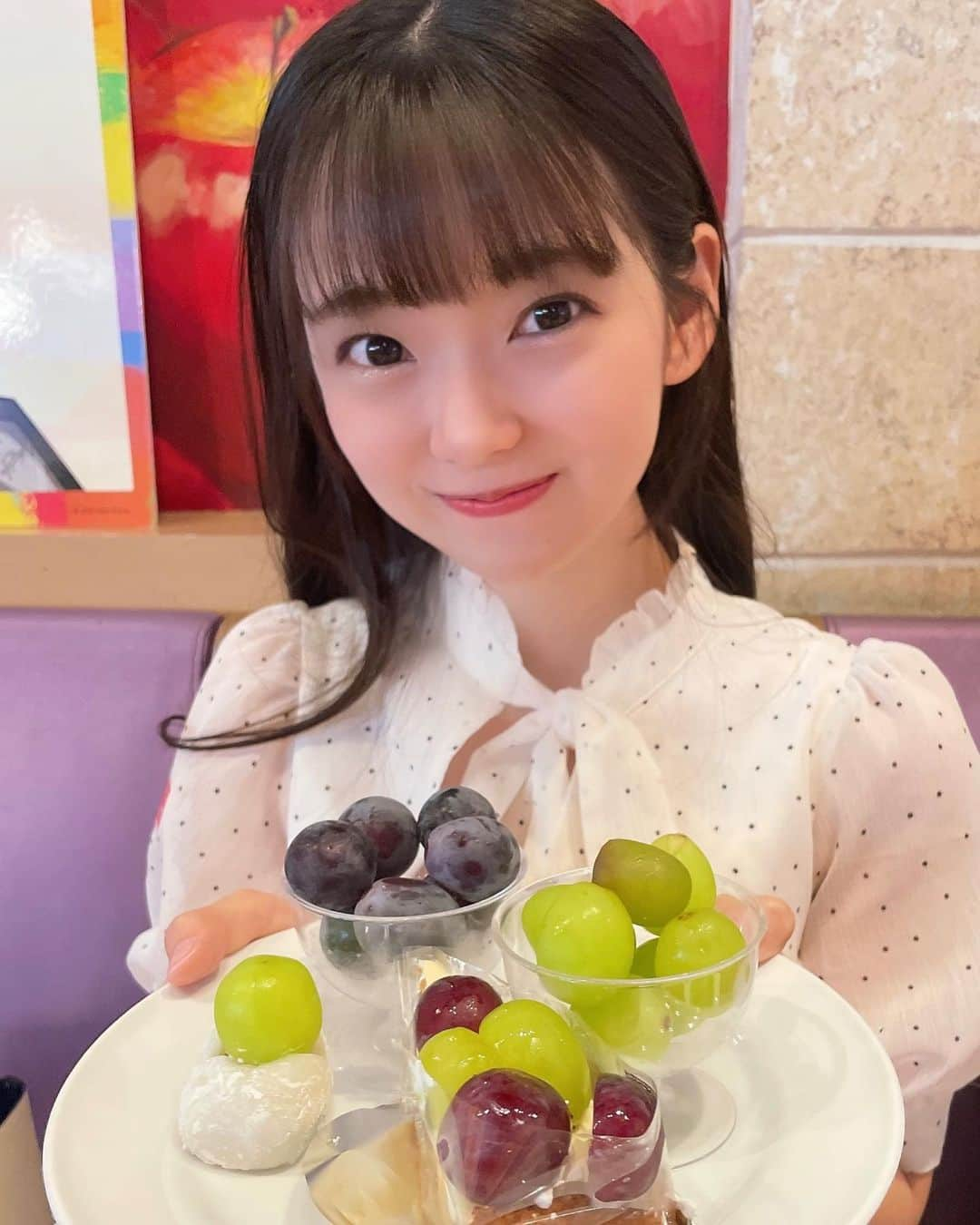 白石真菜のインスタグラム：「みゆちゃんにまつ毛パーマしてもらいましたっ！ るんるんでシャインマスカット食べてきました！🍇💚  まつパしてもらったあと、感動でわぁっ！って声出てました🥳🥳 幸せ〜💕  ♡ @lorrainebrow_ebisu   指名できるのですが、指名料かからないのでぜひっ！(՞ ܸ. .ܸ՞)︎♡ SNSで人気のパーマ専門店 ・ロレインブロウ恵比寿 ・メンズもOK ・指名制度あるけど指名料がない ・ #ロレインブロウ恵比寿 #ロレインブロウ #lorrainebrow @eyelist_miyuchigram  #まつげパーマ  #白石真菜 #しーまな」