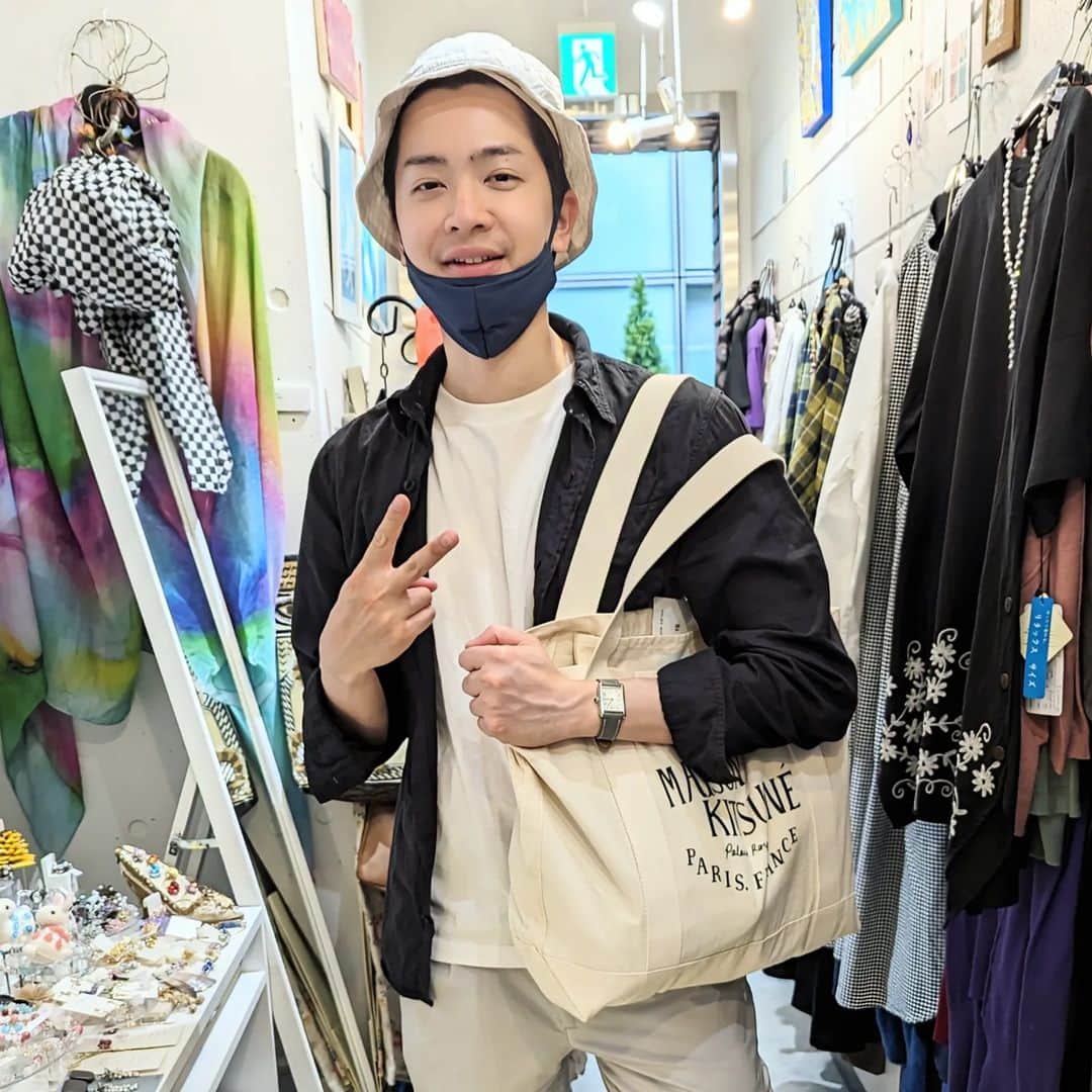 平井富子のインスタグラム：「A wonderful young man appears！  都内からFuiさんがお立ち寄り！  大学４年で、技術系に就職するらしい。見かけも、会話も日本人と思って話していたら、何と、Vietnamからの留学生。流暢な日本語にビックリ！  柴犬のトートから雑貨の話で盛り上がり〜　楽し〜  また、遊びに来て下さい！」