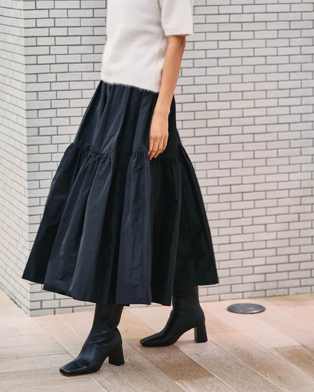 のインスタグラム：「【FOCUS ON】@despres_jp   "WEAR"  ⁡ ⁡ (P.1) KNIT / 22-02-35-02102 / ¥28,600 SKIRT / 26-15-35-15009 / ¥137,500 ⁡ (P.2) KNIT / 22-02-32-02102 / ¥28,600  SHIRT / 22-01-34-01007 / ¥23,100 SKIRT / 26-15-35-15009 / ¥137,500  ⁡ ⁡ ⁡ ■ 〈PATOU(パトゥ) 〉展開店舗 デ・プレ 丸の内店 @tomorrowland_marunouchi  ⁡ ⁡ ⁡ #DESPRÉS #despres #despres_jp #デプレ #tomorrowland #トゥモローランド #fashion #style #autumn #patou」