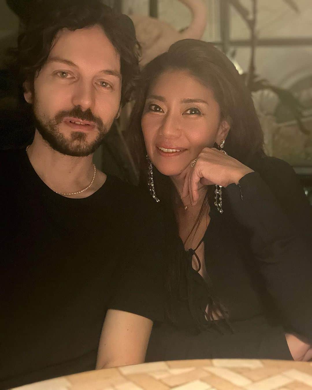 Taki Tanakaのインスタグラム：「#photodump in #milan #mfw 1.2.CO|TEデザイナーのフランチェスコとディナー。相棒のトマゾはヨットクルーズ中のため(セレブねw)今回はふたりでたくさんおしゃべり。  3.4.5.6. @lubar にて。 何とも可愛くて好きなお店。  7.昨日行ったMM6 @mm6maisonmargiela ショーフィナーレ。アバンギャルドでジェンダーレスで自由な世界。音楽もよかったな。  8.ショー会場を出るとなかなかの雨で、専用車を持たない私はこういう時とても苦労します。そしてミラノのタクシー事情は未だに悪いので、いつものヒールでガタガタ石畳をひたすらテクテク歩きましたw。動画はちょっと休憩した時に撮ったナヴィリオの街並み。  9.10.昨夜は阪急うめだ本店チームの 濱田さん、朝比奈さん、溝口さんと。 うち2人は食事途中に抜け出し最後のショーに向かって行きました。 ファッションウィークはみんなハードに働きます。お肉がっつり食べて体力リチャージ。  #izastagram」