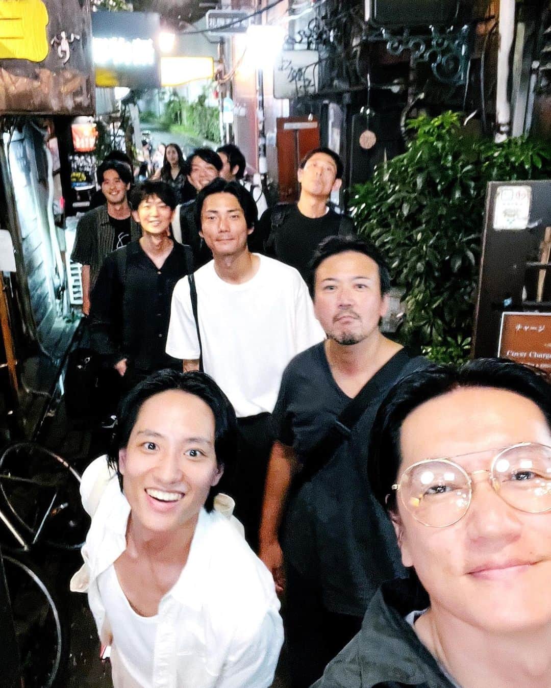 のインスタグラム：「_ 藤原季節 @kisetsu_fujiwara  俳優10周年おめでとう  映画【東京ランドマーク】クルーと 若松組俳優部風神雷神 新宿ゴールデン街で祝う夜  昨夜はテアトル新宿での 【福田村事件】と【東京ランドマーク】の上映に 足を運んで下さった皆さん ありがとうございました」