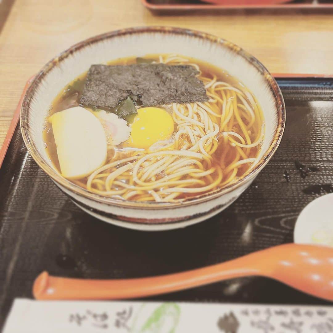 KIKIのインスタグラム：「麻布十番の長寿庵 なんとこちらも今秋で閉店😢 ひとりでささっと食べるときに重宝してて そもそも繁盛してるし だからあまり人にも教えていなかったお店だった あぁ 蕎麦屋難民に突入するか #キキのイケ麺道場」