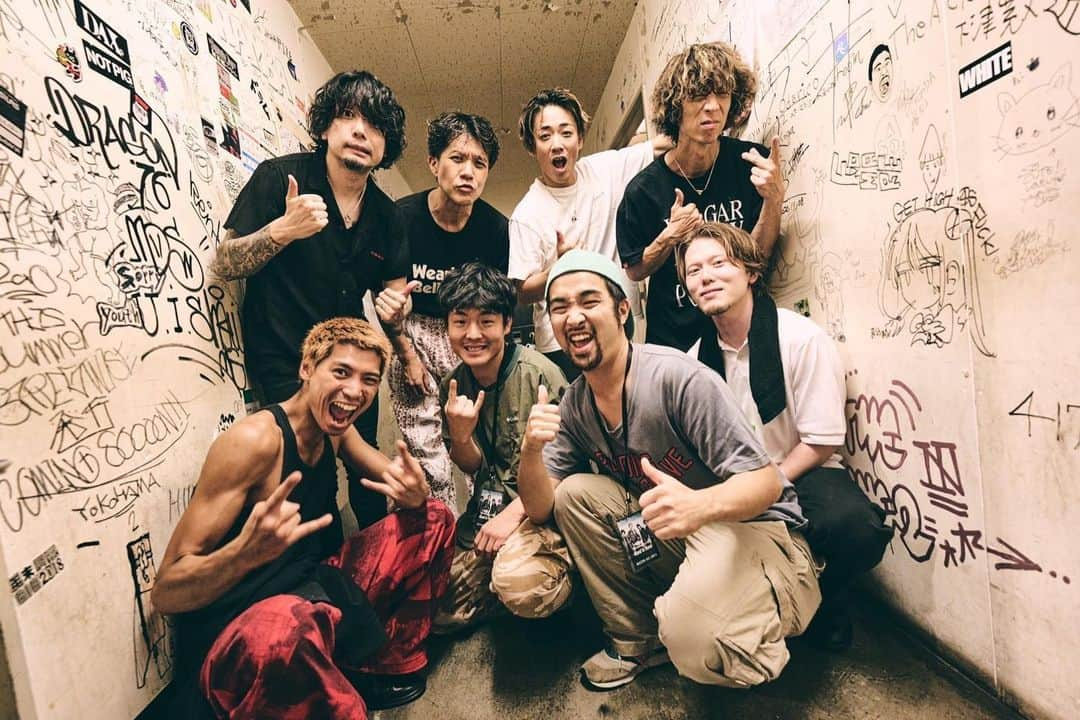 生形真一のインスタグラム：「Nothing’s Carved In Stoneのツアー、15th Anniversary Tour 〜Hand in Hand 〜 が始まりました。 初日は恵比寿リキッドルームで、対バン相手は鋭児。 インプロビゼーションも交えた衝動的なライブは、俺らも本番直前に大きな刺激を受けました。カッコいいという言葉がとてもよく似合うバンドで、会場の空気を変えてしまうライブ、素晴らしかったです。  そして俺らにとっての15周年はこのツアー初日恵比寿から始まりました。久しぶりのナッシングスでのライブは、バンド独特の演奏に対するストイックな緊張感とフロアの熱狂に包まれて、とにかく楽しいという一言。あっという間にライブが終わりました。  昨日参加してくれた皆さんありがとう。 これからバンドは全国を回ります。  Photo by @ryotarokawashima_rcn」