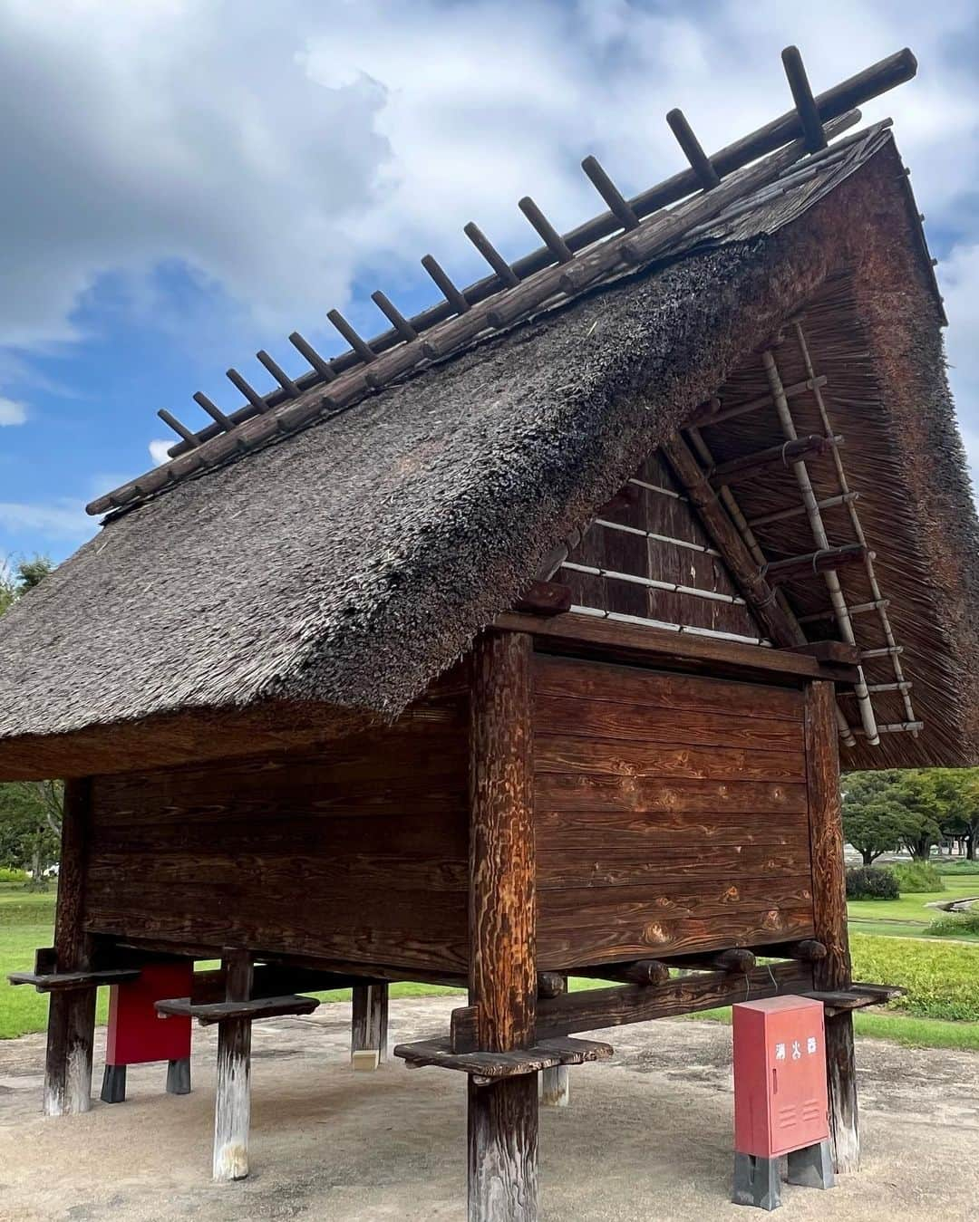 日下裕江さんのインスタグラム写真 - (日下裕江Instagram)「(最近Instagramがバグる…) 岡山県総合グラウンド  ふと時間ができたので、 ロルのお散歩の為に立ち寄った 『岡山県総合グラウンド』  実は入るの初めてなんだけど、、、  え？ こんな場所もあったの？  『津島やよい遺跡』✨  まさか中にこんな竪穴式住居とか、 昔の遺跡があったなんて知らなかった😳✨  こういうの見ると なんだかワクワクしちゃうのは何で？笑  こういうの残してるのって素敵だよね✨  この日は帰京日だったので、 ANAクラウンプラザホテルの 『ウルバーノ』でパフェを食べ、  駅弁『えびめしとデミカツ丼』を買って帰りました〜♪*。  今回もなんだかんだ内容の濃い里帰りになりました❀.*･ﾟ  #岡山県総合グラウンド #津島やよい広場 #津島やよい公園 #津島やよい遺跡 #やよい遺跡 #遺跡 #竪穴式住居 #藁葺き屋根 #岡山 #okayama #japan」9月22日 16時12分 - hiroe___h