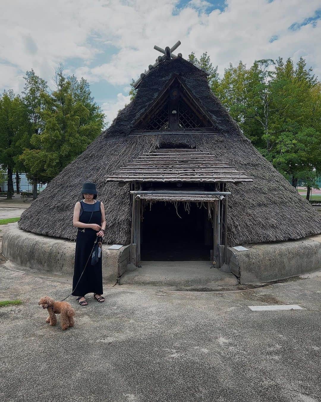 日下裕江のインスタグラム：「(最近Instagramがバグる…) 岡山県総合グラウンド  ふと時間ができたので、 ロルのお散歩の為に立ち寄った 『岡山県総合グラウンド』  実は入るの初めてなんだけど、、、  え？ こんな場所もあったの？  『津島やよい遺跡』✨  まさか中にこんな竪穴式住居とか、 昔の遺跡があったなんて知らなかった😳✨  こういうの見ると なんだかワクワクしちゃうのは何で？笑  こういうの残してるのって素敵だよね✨  この日は帰京日だったので、 ANAクラウンプラザホテルの 『ウルバーノ』でパフェを食べ、  駅弁『えびめしとデミカツ丼』を買って帰りました〜♪*。  今回もなんだかんだ内容の濃い里帰りになりました❀.*･ﾟ  #岡山県総合グラウンド #津島やよい広場 #津島やよい公園 #津島やよい遺跡 #やよい遺跡 #遺跡 #竪穴式住居 #藁葺き屋根 #岡山 #okayama #japan」