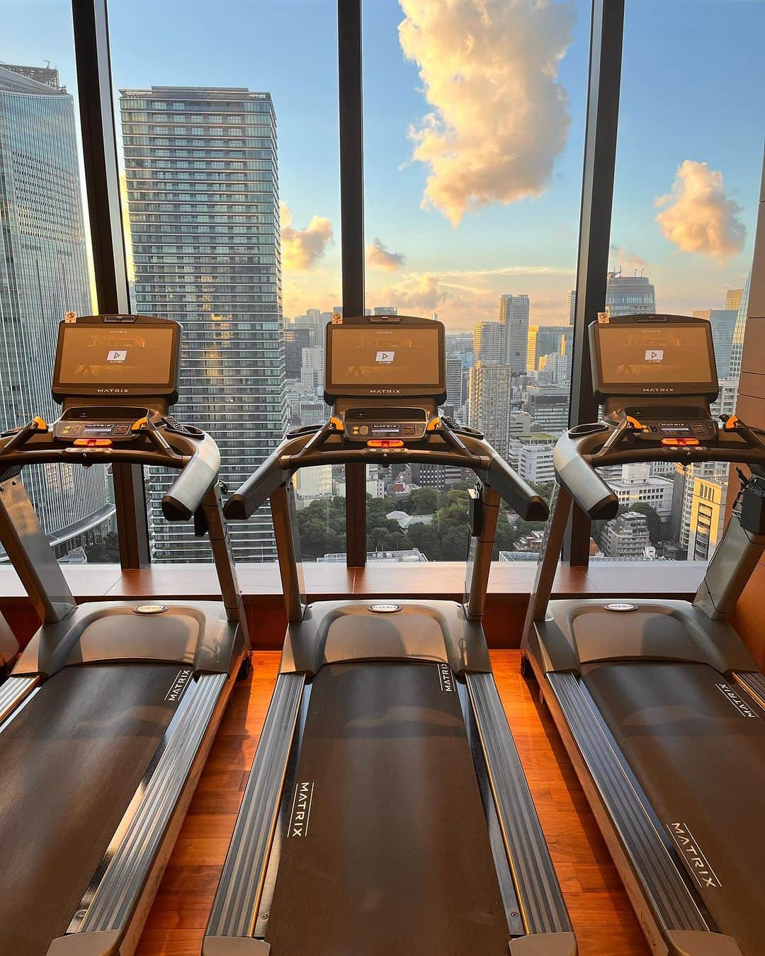 ホテルオークラ東京 Hotel Okura Tokyoのインスタグラム：「Work out, stay healthy🏃 身体を動かして健康に💪  Okura Fitness & Spa オークラ プレステージタワー 27階 Location: 27th Floor, The Okura Prestige Tower  #フィットネスの日 #フィットネスアンドスパ  #フィットネス #ホテルジム #ホテルプール #ジム  #theokuratokyo #オークラ東京 #東京ホテル #都内ホテル #ラグジュアリーホテル #fitnessandspa #gym #hotelgym #hotelpool  #health #hotel #tokyohotel #luxuryhotel #lhw #uncommontravel #东京 #酒店 #도쿄 #호텔 #일본 #ญี่ปุ่น #โตเกียว #โรงแรม  #japon」