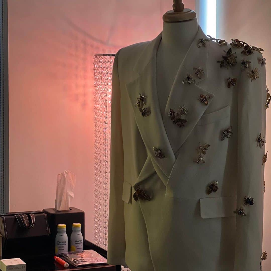 マックスウェルのインスタグラム：「50 years of hip hop w/ @louisvuitton last collection of @virgilabloh w/ the killer @wutangclan 🐝 . . look around everybody on mute @funkflex 🇿🇦」