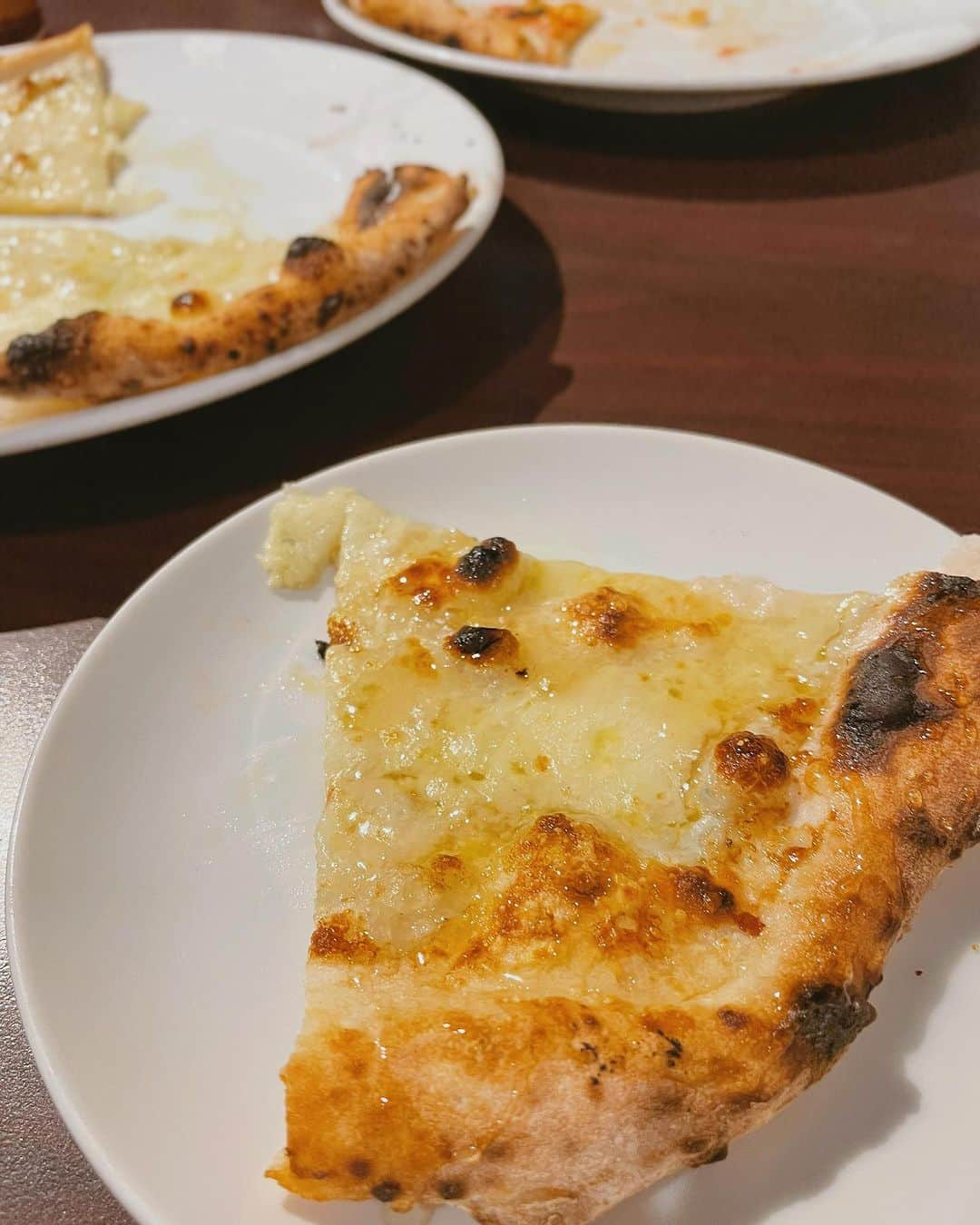 MARINAさんのインスタグラム写真 - (MARINAInstagram)「🌼🍕🤍🫧 ーーーーーーーーーーーーーーーーーーーー  今日は主人とお付き合いを始めて7年記念日🫶🏻 結婚してからは約1年半。早いなー。w 喧嘩も多いけどなんだかんだ仲良くやってます✌🏽w  最近はとくに忙しくてお互いバタバタしてるけど 昨日は2人で前から一緒に行きたかった 釜焼きナポリピッツァのお店で息抜きランチ🍴✨  家の近くにこんな美味しくて お洒落なお店がある幸せ☺️💓  次回は夜のディナーにも行ってみたいな☆  📍Bufalo（ブッファロ） @bufalo2008.10   ーーーーーーーーーーーーーーーーーーーー #沖縄 #豊見城 #豊見城市 #とみぐすく #豊見城カフェ #ブッファロ #ナポリピッツァ #イタリアン #マルゲリータ #クワトロフォルマッジ #ティラミス #じゃがいもポタージュ #ランチ #記念日 #いつもありがとう #時代を感じるプリクラ #笑 #これからも宜しくです」9月22日 16時15分 - marina___oki