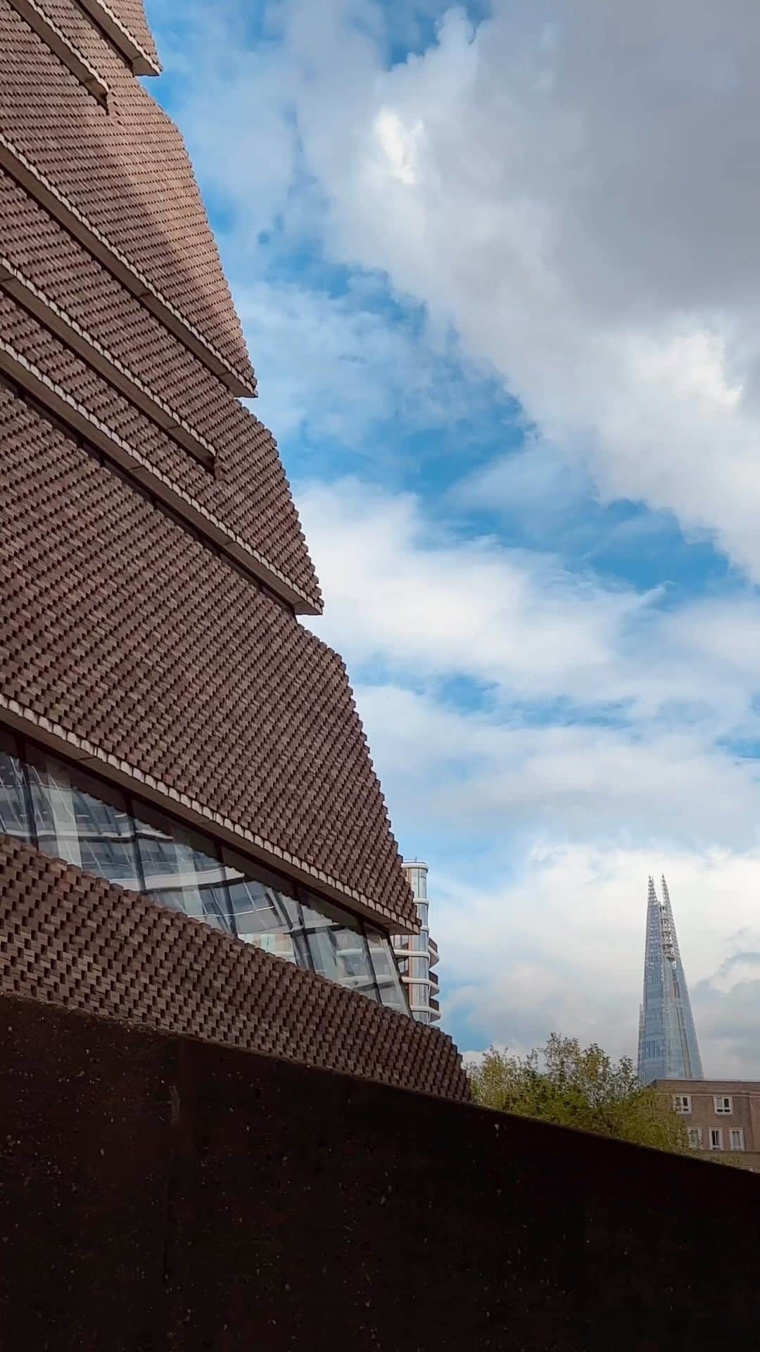 のインスタグラム：「‘Art is a way of recognising oneself.’ – Louise Bourgeois    Explore the big questions on your next visit to Tate Modern. 🎨🏭   🗣️ @profbriancox」