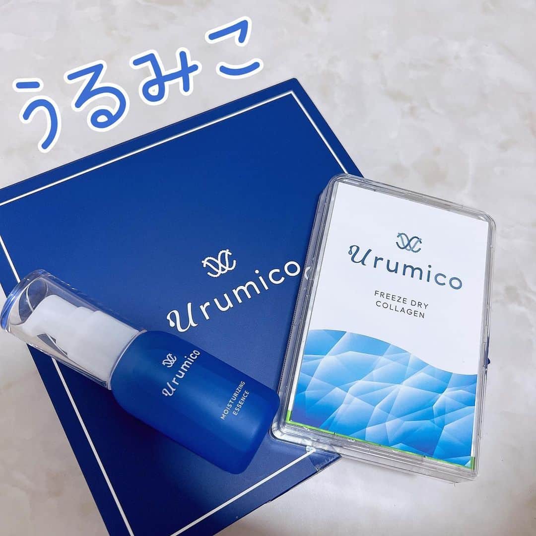 滝川りおのインスタグラム：「urumicoさま( @urumico.jp )の コラーゲンヴェールセット*保湿成分の ご紹介𓂃𓍯  ◎特長 ✔︎︎︎︎ 使用前に溶かして使うコラーゲン配合美容液。 ✔︎︎︎︎ ３重らせん構造をもつコラーゲンが 高い水分保持力で潤いを保ち 肌本来のバリア機能をサポート。 ✔︎︎︎︎ 石油系界面活性剤・パラベン・鉱物油 エタノール・合成香料・合成着色料フリー。  ◎使い方 1.アルミシートを１粒分ずつめくって開封。 2.付属のピンセットを用いて 「うるみこ　フリーズドライコラーゲン」を１粒 乾いた手のひらに取り出す。 3.「うるみこ　モイスチャライジングエッセンス」を ５プッシュ程度（１０円玉大）加え 指でよく混ぜながらきれいに溶かす。 4.顔全体にやさしくのばしてなじませる。  ◎使用感 使用前に溶かして使う フリーズドライのコラーゲン配合美容液✨️  使う直前にって、すごく新鮮だし斬新🤩  早速使ってみた感想をシェアするね♡  出来たてほやほやの美容液は お肌に伸ばすと、すぅーっと伸びて ベタつきなく、肌はさらっとした仕上がりに𓂃🫧‪  夏のおつかれ肌にはもちろん 乾燥が気になりはじめる これからの季節にもおすすめです🫶🏻️‎🤍  #PR #urumico #うるみこ」