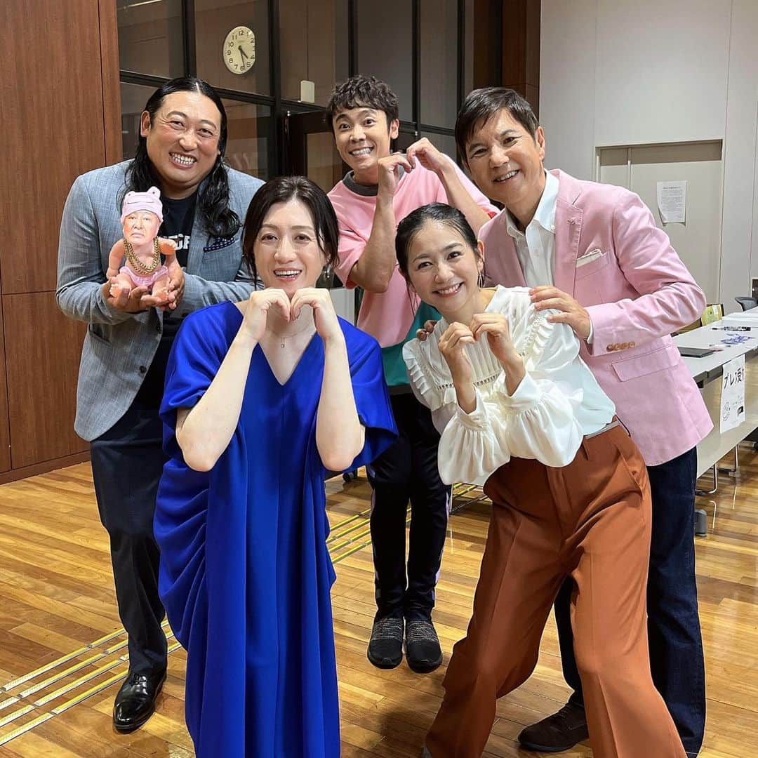 野々村友紀子のインスタグラム：「この度【「ママもまんなか」子育て支援プロジェクト】の公式アンバサダーに就任しました！ 先日行われた記者会見で一緒に登壇させていただいたアンバサダーの関根勤さん、関根麻里さん、小林よしひささん、ロバートの秋山くんと📸  おもしろメンバーで子育て世代を盛り上げて、ママパパの力になれるよう頑張りまーす！  ロバート秋山くんの新キャラクター、【ママさんにこやかアドバイザー】『母菓子　初美』さんによる「育児解決！？ファイル」もめっちゃおもろいので必見ですよ😆 ストーリーズにURL貼りましたのでぜひご覧ください🔗  ⭐️写真の秋山くんが抱っこしているbabyの顔にも注目‼️  これからも育児トークなどの動画もアップして行く予定なのでぜひチェックよろしくお願いします！！  今日は15:40〜MBS【よんチャンTV】です！よろしくお願いします✨  お洋服は @lephil_official」