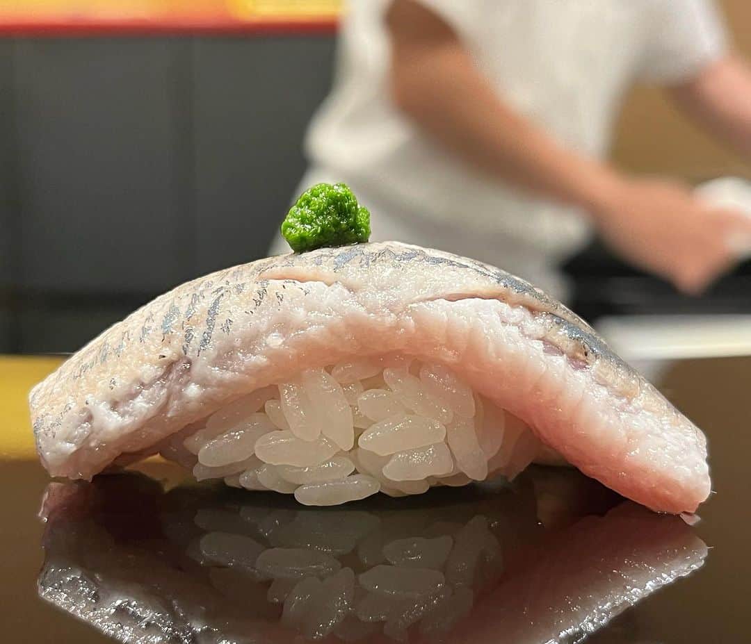 のインスタグラム：「鰯 Iwashi   For reservation: 099.606.0013 Or Line ID 027126639  #sushikanda #sushi #japanesecuisine #sashimi #foodporn #aroi #aroiibkk #ginraidee #paigingun #wongnai #edtguide #bkkmenu #starvingtime #寿司神田 #寿司スタグラム #鮨 #寿司 #すし #バンコク寿司 #銀座グルメ #赤酢 #横井醸造」
