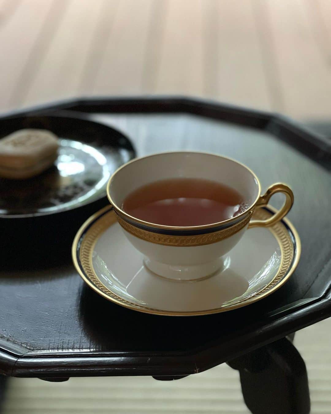 深澤里奈さんのインスタグラム写真 - (深澤里奈Instagram)「◯◯◯  わたしの楽しみ、紅茶の時間。  先日、紅茶好きの私のために、お弟子さんが紅茶をたくさんプレゼントしてくれました。 喜んでせっせと飲んでいます。  さて、お茶の時間こそ器が大事と思っていますが、大好きな大倉陶園のエンボスは、見ているだけで幸せです。 眼福なり。 深い瑠璃色に、大倉陶園しかメーカーとして保持、使用していないゴールドのエンボス。  品格のある器を前にすると、それに見合った振る舞いが求められますね。背筋がのびる思いです。  そういえば、私は新品でティーカップを買ったことがありませんが、こちらも蒲田工場時代のものだそうで、60年は経っているようです。骨董も好きですが、単にちょっと古いものも好きです。  古い漆の菓子器と相性がよいのも、それぞれ少し時代がついているからなのでしょうか？これからもずっと輝いていそう。名品は永遠ですね。  お菓子は、先日銀座の美術商に伺った際お土産でいただいたもの。空也さんのもなかです。美味なり。しっかり甘い。  旧軽井沢には、大倉陶園のアウトレットがあります。そちらで買い物をしたことはありませんが、冬季は閉まってしまうそうなので、アウトレットを覗いてみたい方は11月半ばまでに出かけられると良いと思います。  #teatime #大倉陶園 #大倉陶園エンボス #紅茶の時間 #空也 #空也もなか #李朝膳 #漆 #蒔絵 #漆器 #ティーカップ #瑠璃色 #ロイヤルブルー」9月22日 16時28分 - rinatj