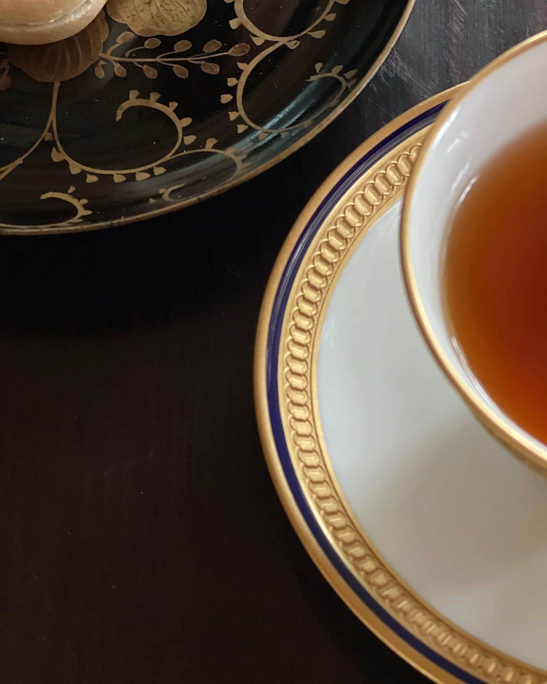 深澤里奈さんのインスタグラム写真 - (深澤里奈Instagram)「◯◯◯  わたしの楽しみ、紅茶の時間。  先日、紅茶好きの私のために、お弟子さんが紅茶をたくさんプレゼントしてくれました。 喜んでせっせと飲んでいます。  さて、お茶の時間こそ器が大事と思っていますが、大好きな大倉陶園のエンボスは、見ているだけで幸せです。 眼福なり。 深い瑠璃色に、大倉陶園しかメーカーとして保持、使用していないゴールドのエンボス。  品格のある器を前にすると、それに見合った振る舞いが求められますね。背筋がのびる思いです。  そういえば、私は新品でティーカップを買ったことがありませんが、こちらも蒲田工場時代のものだそうで、60年は経っているようです。骨董も好きですが、単にちょっと古いものも好きです。  古い漆の菓子器と相性がよいのも、それぞれ少し時代がついているからなのでしょうか？これからもずっと輝いていそう。名品は永遠ですね。  お菓子は、先日銀座の美術商に伺った際お土産でいただいたもの。空也さんのもなかです。美味なり。しっかり甘い。  旧軽井沢には、大倉陶園のアウトレットがあります。そちらで買い物をしたことはありませんが、冬季は閉まってしまうそうなので、アウトレットを覗いてみたい方は11月半ばまでに出かけられると良いと思います。  #teatime #大倉陶園 #大倉陶園エンボス #紅茶の時間 #空也 #空也もなか #李朝膳 #漆 #蒔絵 #漆器 #ティーカップ #瑠璃色 #ロイヤルブルー」9月22日 16時28分 - rinatj