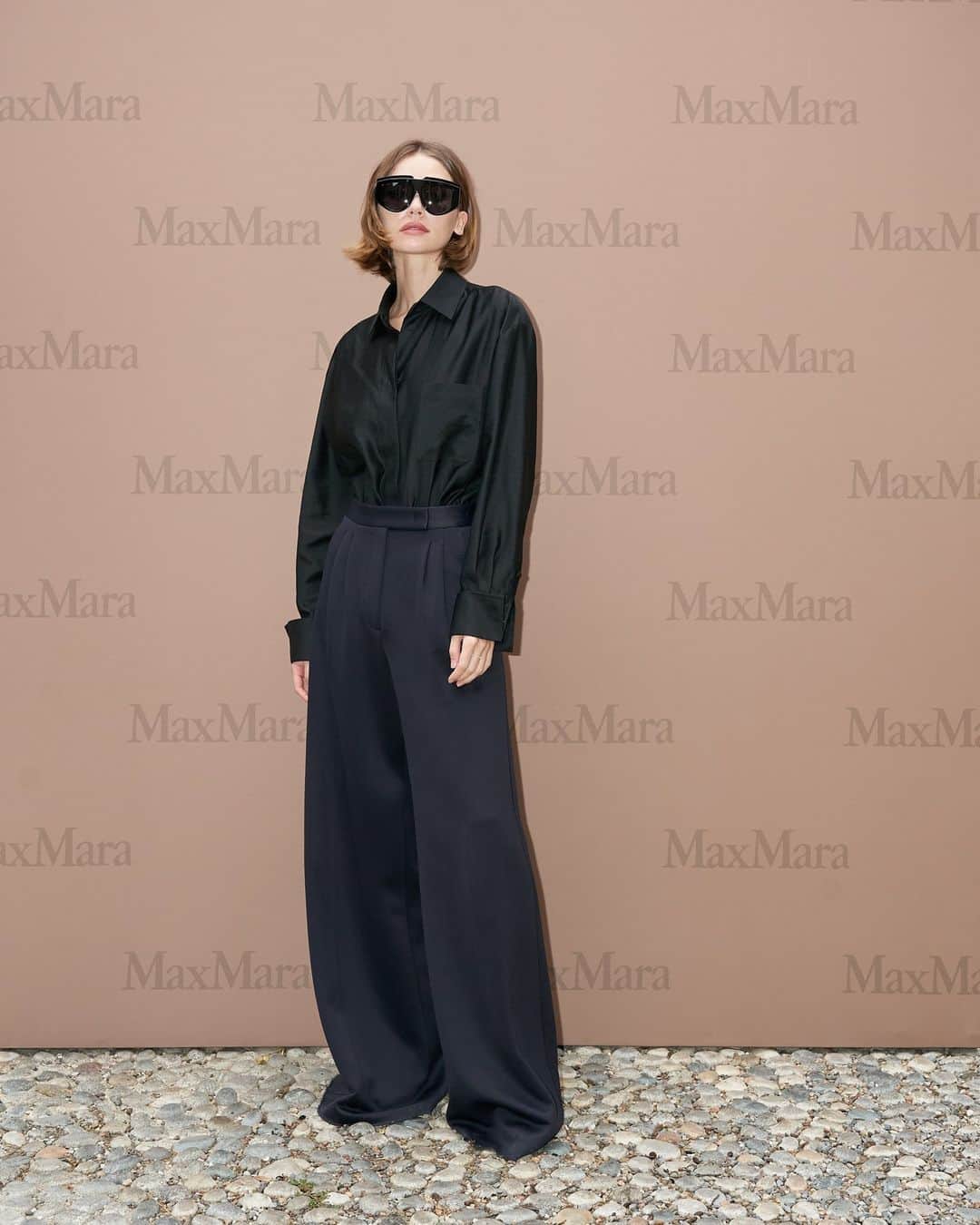 マックスマーラのインスタグラム：「Glamorous guests. Gabriella Brooks, Fil, Fatema Alawadhi, Emili Sindlev, Diala Makki and Cloe Liu captured at the #MaxMaraSS24 runway show wearing looks from the #MaxMara collection. #MFW」