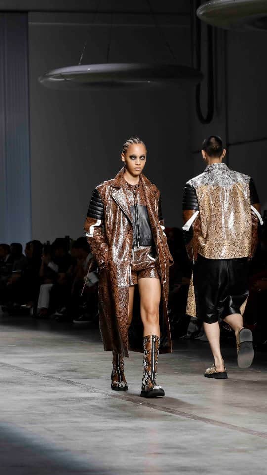 アイスバーグのインスタグラム：「ICEBERG Spring Summer 2024 co-ed show. Snakeskin is full-on ICEBERG, printed on faux leather and cut with sportswear and moto details for trenches and bikers. These are worn with matching mini-skirts, knee length shorts, or one piece and two piece snakeskin print swimwear with I circle hardware.  View all the looks at iceberg.com   #iceberg1974 #iceberg #icebergSS24 #mdw」