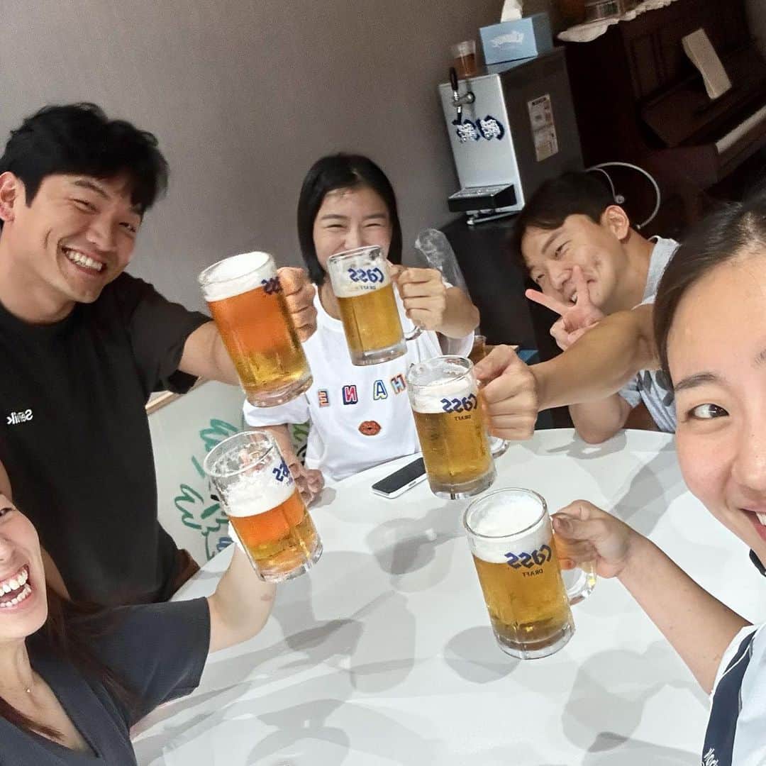 チョ・ヒョナのインスタグラム：「어느 날 모여서 남양주 우리집 카스파티 3층 생맥 그랜드 오픈 💛🍺🍻🍺  @official.cass 💙 그대만 사랑해요..... 🩵 #카스제공」