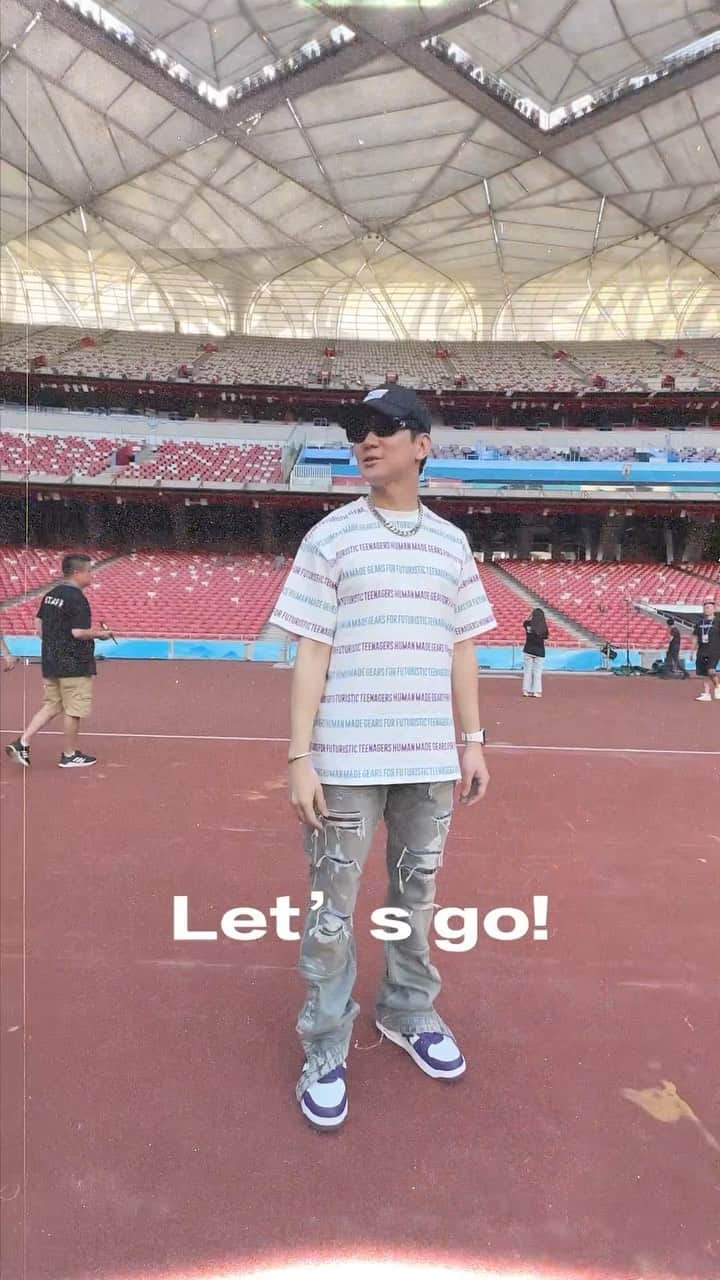 林俊傑のインスタグラム：「JJ20來到北京鳥巢， 來點儀式感，跟我跑一圈！  The baton’s been passed for JJ20 Beijing day 1 of 3! Can you keep up? 😜   #RoadtoJJ20 #JJ20WorldTour」