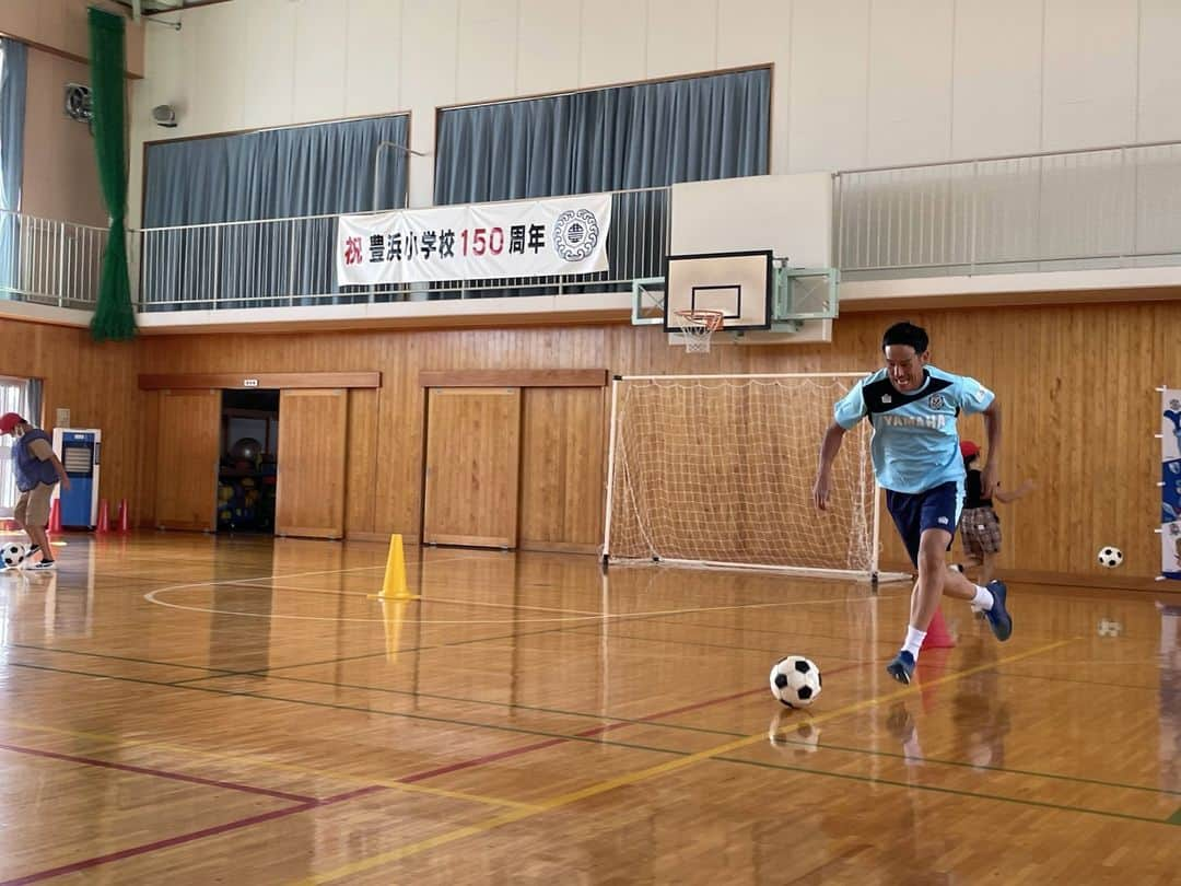 ジュビロ磐田さんのインスタグラム写真 - (ジュビロ磐田Instagram)「🏫#磐田市 小学校訪問レポート🏫  豊浜小学校を訪問した八田選手。 ロングキックやドリブルリレーでプロの実力を披露しました✨  #シャレン  @iwatacity_official」9月22日 16時43分 - jubiloiwata.official