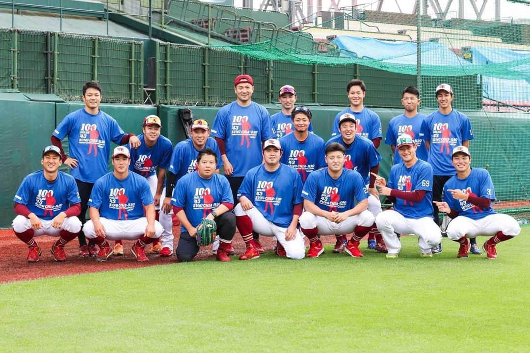 東北楽天ゴールデンイーグルスさんのインスタグラム写真 - (東北楽天ゴールデンイーグルスInstagram)「⚾️  宋選手の100ホールド達成記念Tシャツを着て記念撮影📸🎉  #鷲が掴む #rakuteneagles #宋家豪」9月22日 16時44分 - rakuten_eagles