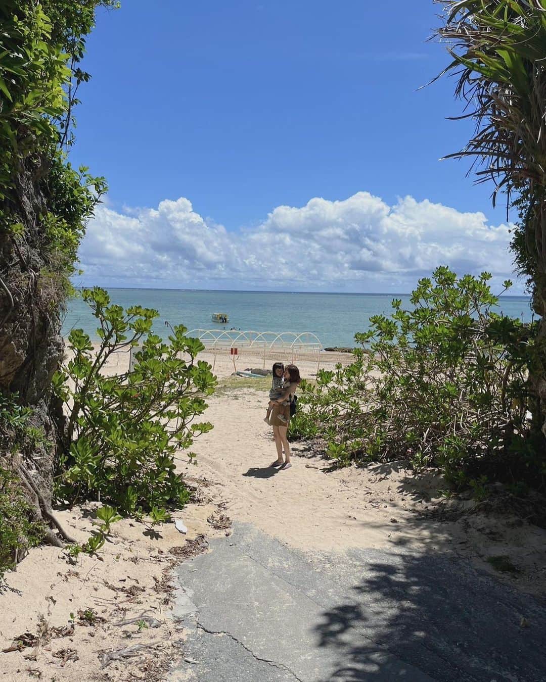 江本るり恵さんのインスタグラム写真 - (江本るり恵Instagram)「沖縄投稿お付き合いいただきありがとうございました🌿 生命のエネルギーがたくさんで生き物も植物もなんだかのびのびぐーんと成長し、暮らしているのが印象的でした。 子供たちは砂が足につくのが嫌だと全然海に入ってくれませんでしたが😂 理想と現実…またリベンジしたいなと思います🩵」9月22日 16時45分 - emotorurie