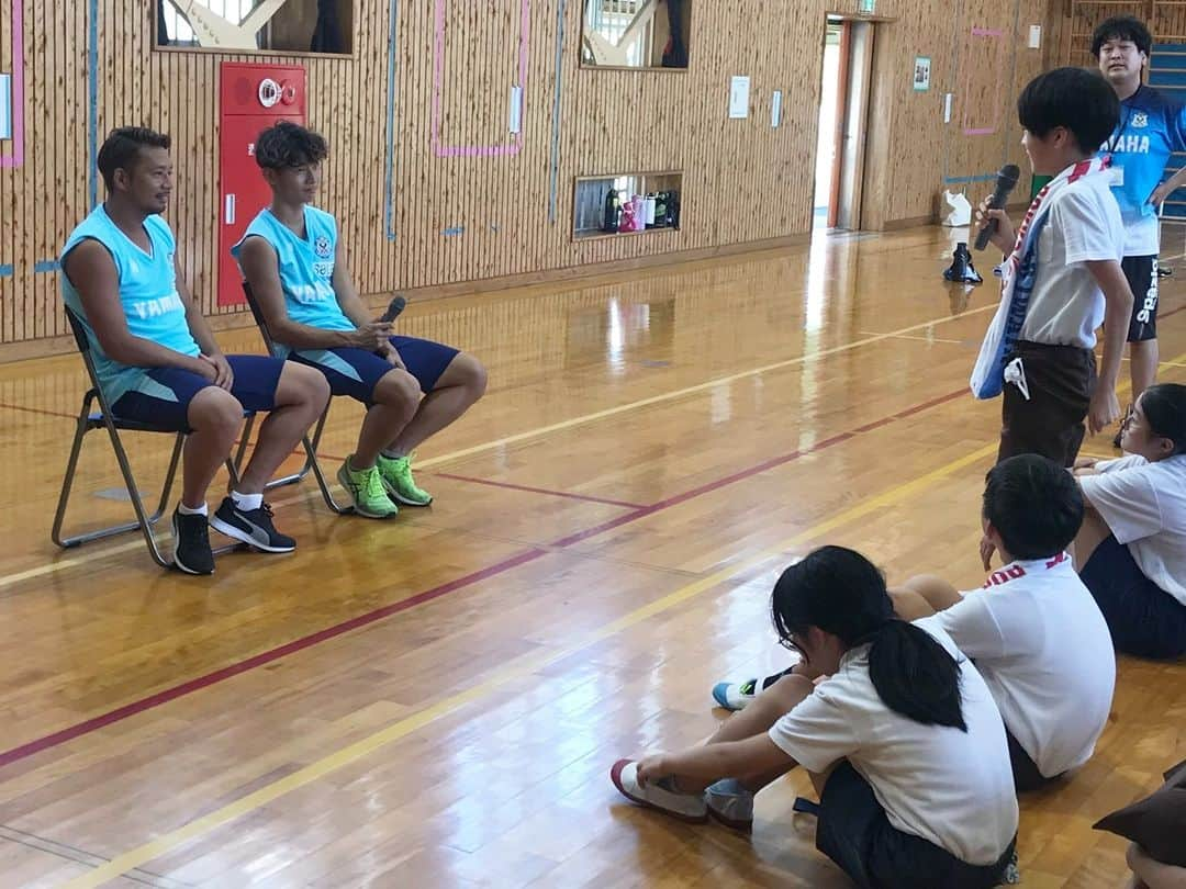 ジュビロ磐田さんのインスタグラム写真 - (ジュビロ磐田Instagram)「🏫#磐田市 小学校訪問レポート🏫  大森晃太郎選手と古川陽介選手は岩田小学校を訪問し、 2チームに分かれたサッカー対決や児童からの質問タイムを通じて岩田小の皆さんと交流しました🙌  #シャレン  @iwatacity_official  @yosuke_furu0716」9月22日 16時47分 - jubiloiwata.official