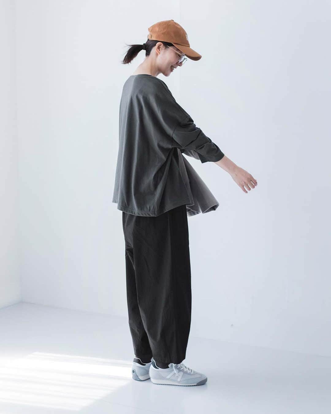 ナチュランさんのインスタグラム写真 - (ナチュランInstagram)「【 Lintu Laulu 】数量限定で今年も登場！ 旬のモノトーンコーデが完成する秋の着まわし福袋 ・  昨年、大人気だったLintu Lauluの福袋が再入荷しました。 しかも、今年はワンピースが1点加わり、 さらに着まわし力アップでお得に！  シックで大人っぽいモノトーンで揃えた 旬のアイテムを詰め込んだセットです。  数量限定になりますので、ぜひお早めに！  ----------------------------- 　Lintu Laulu -----------------------------  ■4+1点￥44000相当　Lintu Laulu　秋冬コーディネートセット ￥12,800 [ 注文番号：CLT-2A71-9022-A ]  -----------------------------  ▶️商品詳細やお買い物は写真のタグをタップ またはプロフィール（@natulan_official）から 「ナチュラン」のサイトにアクセスして 注文番号や商品名を検索してみてくださいね。  #lifewear #fashion #natulan #今日のコーデ #コーディネート #ファッション #ナチュラル #ナチュラン #日々の暮らし #暮らしを楽しむ #シンプルライフ #シンプルコーデ #大人女子 #大人カジュアルコーデ #福袋 #コーデセット #ワンピース #パンツ #ジャケット #プルオーバー #秋コーデ #リントゥラウル #LintuLaulu #natulan_official.」9月22日 16時47分 - natulan_official
