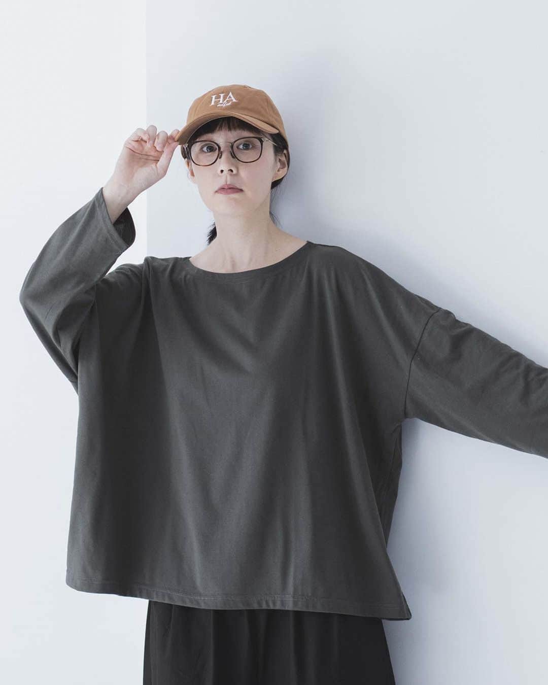 ナチュランさんのインスタグラム写真 - (ナチュランInstagram)「【 Lintu Laulu 】数量限定で今年も登場！ 旬のモノトーンコーデが完成する秋の着まわし福袋 ・  昨年、大人気だったLintu Lauluの福袋が再入荷しました。 しかも、今年はワンピースが1点加わり、 さらに着まわし力アップでお得に！  シックで大人っぽいモノトーンで揃えた 旬のアイテムを詰め込んだセットです。  数量限定になりますので、ぜひお早めに！  ----------------------------- 　Lintu Laulu -----------------------------  ■4+1点￥44000相当　Lintu Laulu　秋冬コーディネートセット ￥12,800 [ 注文番号：CLT-2A71-9022-A ]  -----------------------------  ▶️商品詳細やお買い物は写真のタグをタップ またはプロフィール（@natulan_official）から 「ナチュラン」のサイトにアクセスして 注文番号や商品名を検索してみてくださいね。  #lifewear #fashion #natulan #今日のコーデ #コーディネート #ファッション #ナチュラル #ナチュラン #日々の暮らし #暮らしを楽しむ #シンプルライフ #シンプルコーデ #大人女子 #大人カジュアルコーデ #福袋 #コーデセット #ワンピース #パンツ #ジャケット #プルオーバー #秋コーデ #リントゥラウル #LintuLaulu #natulan_official.」9月22日 16時47分 - natulan_official