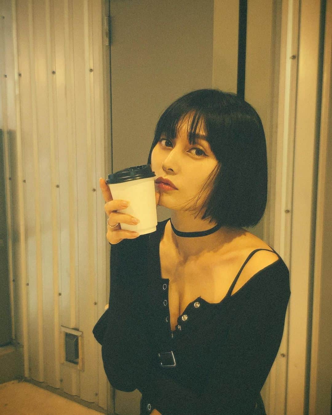 佐藤乃莉のインスタグラム：「今日もお疲れ様です☕️✨  #黒服コーデ #ボブヘア#チョーカー」