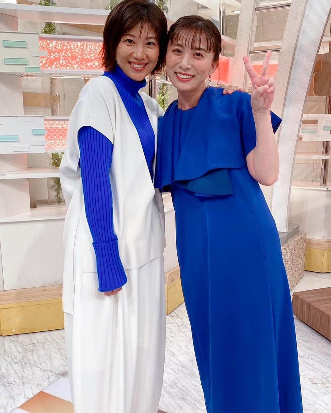 潮田玲子のインスタグラム：「今週のグッドモーニング！ @yukino_yamamoto5 ちゃんと 💙✖︎🤍カラーリング被り😚 雪乃ちゃんのパンプスが白なのに見えなーい🫥ごめん😂  会うといつも元気をくれる雪乃ちゃんでしたっ😚💓💓💓  私の衣装は ニット、ジレ、パンツ @lephil_official  ・ピアス @ete_official  それにしてもあたし、、、黒っ😀笑」