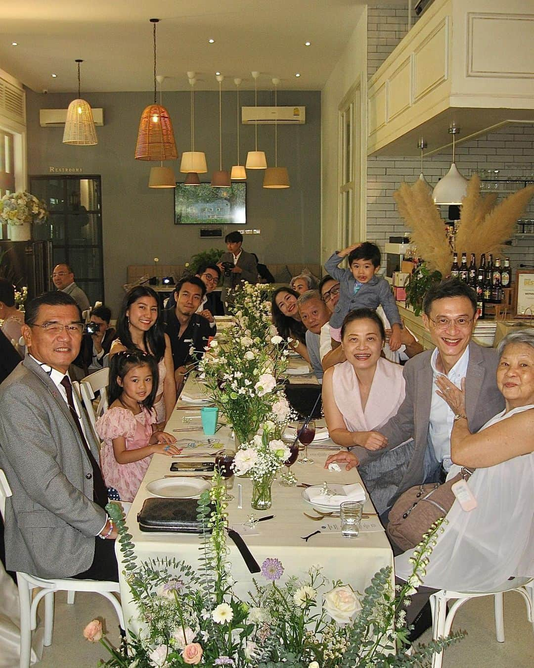 イプシー・キーラティさんのインスタグラム写真 - (イプシー・キーラティInstagram)「Wedding luncheon with my families :)) 🤍🍃 21.09.2023 | วันนี้จัดงานกันเองภายในครอบครัว 😁 ไม่มีพิธี ไม่มีซอง ไม่มีของขวัญ แค่ได้มาเจอกัน ทานข้าวด้วยกัน ถ่ายรูปเล่นกัน .. แต่มันเป็นวันที่ดีมากๆๆๆๆ และเรามีความสุขมากๆเลย 🤍 :-))   ขอบคุณทุกคนมากๆเลยนะที่มาใช้เวลาด้วยกัน 🫶🏽🤍 และขอบคุณเพื่อนๆ และ ทีมที่แสนน่ารักของเรา ที่ทำให้วันนี้เกิดขึ้นด้วยคับ 🤟🏽✨^_^」9月22日 17時06分 - gypsykeerati