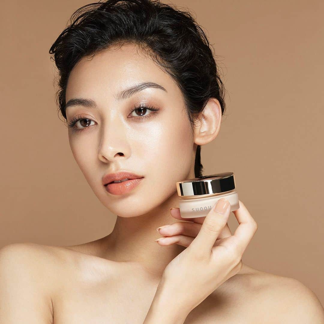 SUQQU公式Instgramアカウントのインスタグラム：「The exquisite makeup feel that is necessary for mature adults is achieved comfortably through a mesmerizing, rich glow. This is the SUQQU's latest cream foundation that imparts luminescence.  THE FOUNDATION  大人に必要な〈端正な化粧感〉を、うっとりとコクのある艶で、心地良く表現。 SUQQUの艶を司るクリーム ファンデーションの最先端。  ザ ファンデーション  #SUQQU #スック #jbeauty #cosmetics #SUQQU20th #SUQQUbasemakeup  #ザファンデーション #basemake #foundation #新商品 #newproducts」