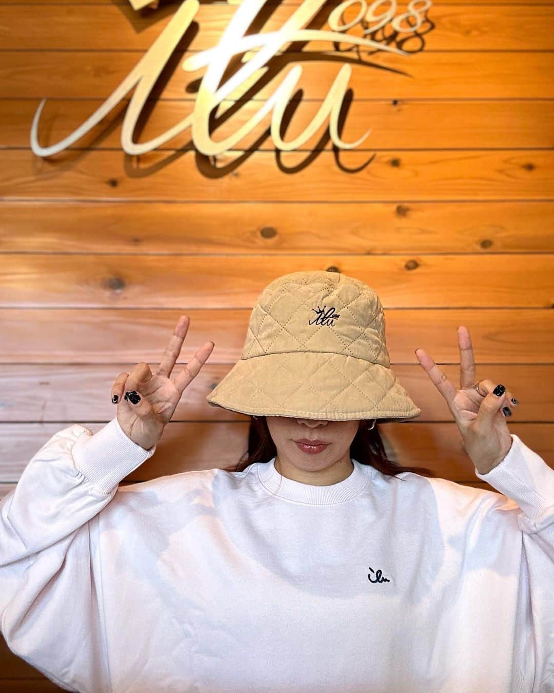 original brand 【ilu098】のインスタグラム：「今週末のイチオシ！ バケットハットへ、 キルトタイプが仲間するよ。  「秋冬アイル」が更に加速してきたぞ！ Always Thank You.  《販売》　 店舗: 9/23(土)11時~ Web: 9/23(土)11時~  #ilu098 #バケットハット #アイルキャップ #キルト」