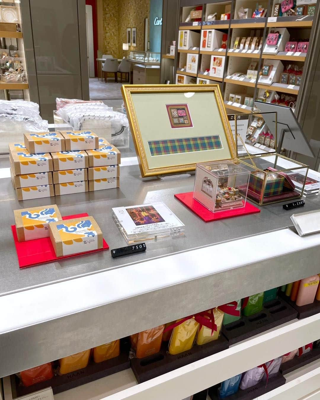 ISETAN PARK netさんのインスタグラム写真 - (ISETAN PARK netInstagram)「イセタンシード＆リーフ スペシャルイベント🧡  新宿出店90周年記念アイテムがぞくぞく登場！    伊勢丹の新宿出店90周年を記念したイセタンシード＆リーフのスペシャルイベント。  ヘアアクセサリーからハンカチ、クッキー缶まで、人気ブランドの限定品やコラボアイテムを取り揃えました✨ 魅惑のラインナップに思わず目も眩んでしまうかも😍    イセタンシード＆リーフ新宿店90周年 Anniversary EVENT POP UP  ■開催中～10月17日(火)  ■本館1階 イセタンシード・イセタンリーフ  🛒一部の商品は三越伊勢丹オンラインストアでもご紹介しています。  ※数に限りがある商品もございますので、品切れの際はご容赦ください。    📌参加ブランド  ＜青山デカーボ＞＜マニプリ＞＜crescendo/クレシェンド＞＜OLSIA/オルシア＞＜Mr&Mrs.Chief＞＜Dimaglia Cravatte＞＜ククシュゼット × ゴールドアンドバウンシー＞＜サニーヒルズ＞＜ボナベンチュラ＞  ※9月27日(水)から  ＜テンパレイト＞＜アレクサンドル ドゥ パリ＞    詳しくは @isetan_shinjuku ストーリーズ「POP UP」またはこちら▼  https://www.mistore.jp/shopping/feature/women_f2/isetanseed_90th_w.html    @isetanseed_isetanleaf_shinjuku    #青山デカーボ #低糖質スイーツ #お菓子缶 #タータン柄ハンカチ #ボナベンチュラ #ミニ財布 #サニーヒルズ #バナナワッフルクッキー #クレシェンド #ハンカチタオル #ククシュゼット  #ゴールドアンドバウンシー #ヘアクリップ #ミスターアンドミセスチーフ  #isetan #isetanshinjuku #이세탄 #신주쿠이세탄 #이세탄백화점 #イセタン #伊勢丹 #伊勢丹新宿 #新宿伊勢丹 #伊勢丹新宿店  #このまちをステージに #伊勢丹新宿90th」9月22日 17時00分 - isetan_shinjuku