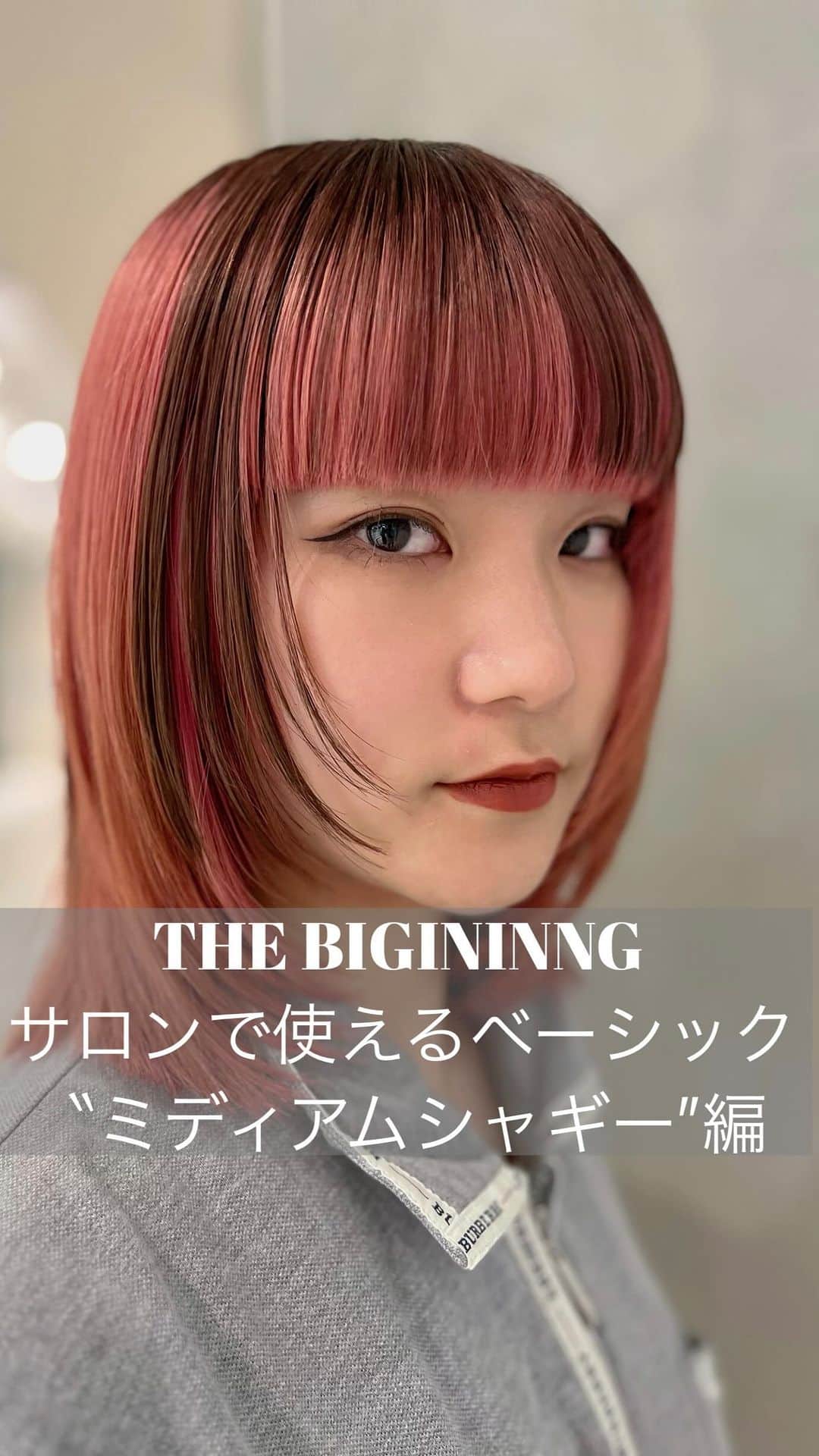 栗原貴史のインスタグラム：「PEEK-A-BOO NEW BASIC BOOK “THE BIGININNG”  サロンですぐに使えるベーシック。 ミディアムシャギー編 ベーシックとサロンワークのギャップや隔たりは全くありません。 実際にPEEK-A-BOOではサロンワークはこのベースを元にヘアスタイルは作られています。  @peekaboo_newoman_shinjuku @peekabooacademyofficial @peekaboosalonsofficial @peekaboo_webacademy  #新宿美容室  #newoman新宿  #骨格補正  #骨格補正カット #ボブ  #グラボブ  #ショートヘア #ショートカット #ショートボブ #丸みショート #ゆとりショート #フェイスレイヤー #facelayerd #shortcut #hairistyle #contrastdesign #contrastcolor #bob #peekabooneeomanshinjuku #peekaboobasiccut #THEBIGININNG」