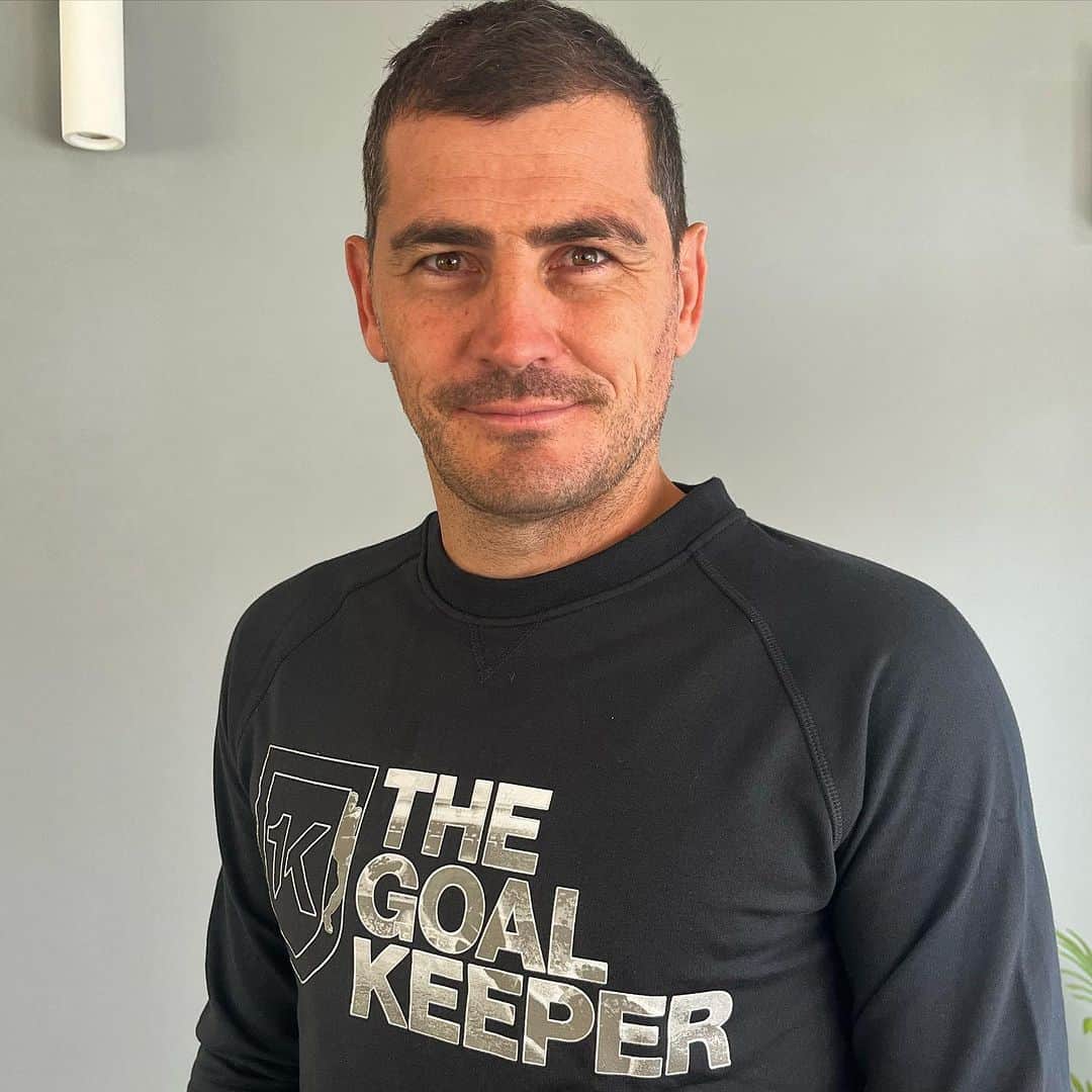 イケル・カシージャスのインスタグラム：「The goalkeeper.  #vintage #style  #felizviernes✌」