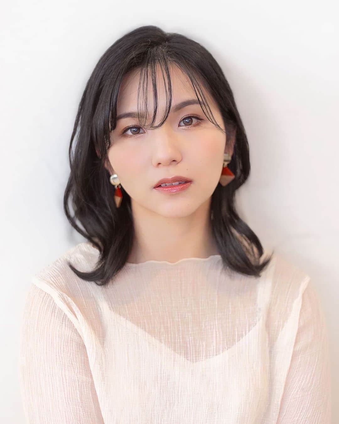 のインスタグラム：「: 個人事業主たち〜  インボイスどうした？  #hairmakeupdiary  #asianmodel #portrait」