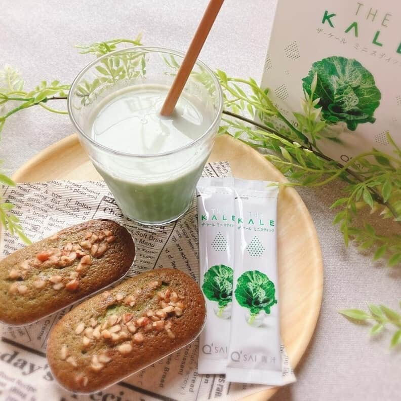 kyusai_kale_officialのインスタグラム：「食べたいと思った方はコメントに「🧁」で教えてください！ 「もっと知りたい！」とコメントいただいた方には、DMにて商品の詳細メッセージが届きます✨  「ザ･ケール ミニスティック」を使ったケールカップケーキ🧁💕  ふわふわの生地に、ほんのりケールの香りがクセになる味わい♪ 「ザ･ケール ミニスティック」で作ったケールドリンクとセットで楽しむのがおすすめです🥰  楽しく「ザ･ケール ミニスティック」を続けましょう🙌🏻  Photo by @sa_tin37  --------------------------------------------------- キューサイ【ケール・青汁】公式アカウントです🥬  ケールを使ったオリジナルレシピやヘルス&ビューティーケア情報をお届けしています✨  キューサイのケールや青汁を使った際は #ザケール #キューサイ をつけて投稿してみてくださいね！ ご紹介させていただくかもしれません🎵 --------------------------------------------------- #qsai #ケール #ケールワーク #スーパーフード #kale #青汁 #健康生活 #ウェルエイジング #セルフケア #青汁レシピ #健康レシピ #健康ごはん #アレンジレシピ #ヘルシーレシピ #簡単レシピ #丁寧な暮らし #おうちカフェ #美容と健康 #野菜 #ヘルシースイーツ #ヘルシーおやつ #簡単おやつ #カフェスイーツ #カップケーキ #ヘルシーケーキ #手作りおやつ #おうちスイーツ #マフィン」