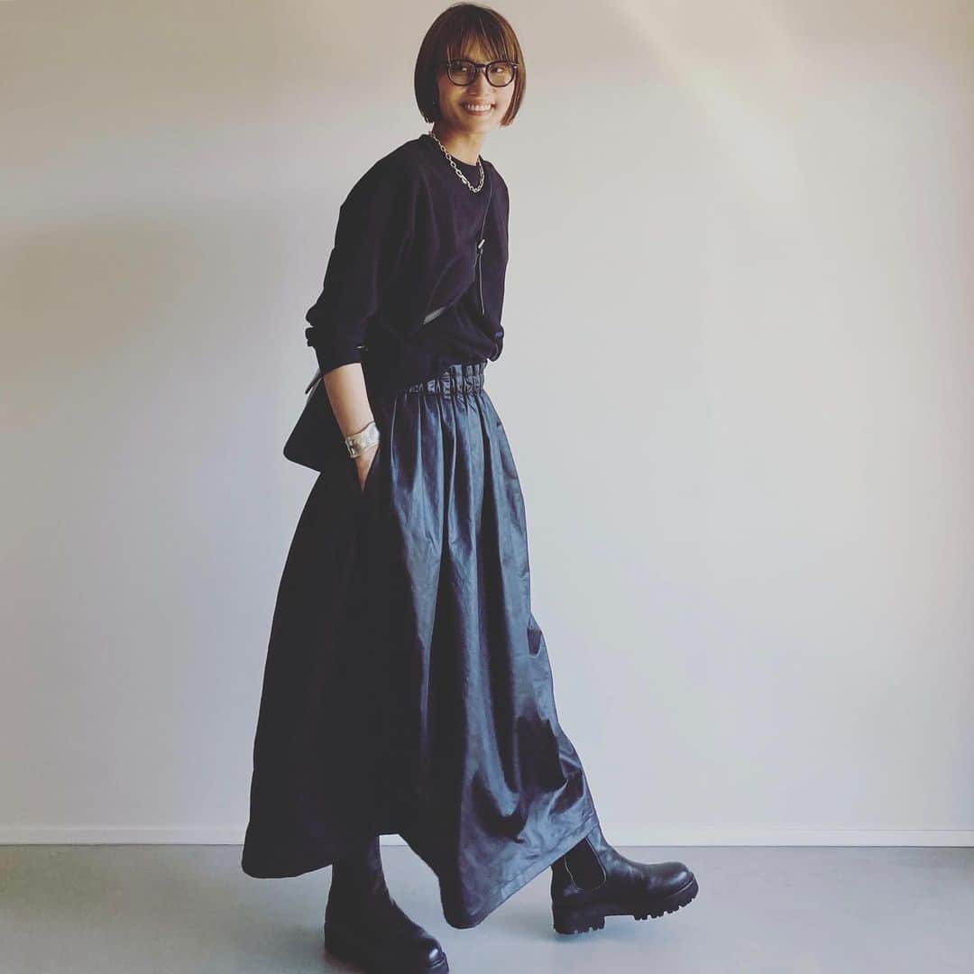 坪田あさみのインスタグラム：「THIRD MAGAZINE×HAPPY PLUS STORE×坪田あさみのトリプルコラボ第二弾。 @third_magazine @happyplusstore @asamit1201  23AWその1は、 写真のウォッシャブルエコレザースカート。  レザーアイテムが大好きな私が、 レザーだけど強い印象になりすぎず、 ほんのり甘さとかっこよさがミックスした スカートを作らせていただきました。 （レザースカートというと タイトシルエットのものが多かった）  エコレザーだからこんなに長い丈感でも重くなく、 しかも自宅洗いが可能という 機能性の高さもうれしすぎます🖤  冬のニットはもちろん、Tシャツやスウェット、 ジャケットなどどんなトップスとも 素材がバッティングしないから、 着回し力抜群なのです。  秋はTシャツやスウェットといった 季節感MIXな着こなしも、 エコレザーだから暑くなりすぎず挑戦できます。  ふんわりシルエットのスカートは、 真冬はタイツ＆重めブーツと合わせても 男っぽくなりすぎず、 ウエスト部分にタックが施されているので、 トップスをインにして着てもアクセントになります。  ちなみにサイズTはトールサイズ。 着丈が普段足りない！という高身長さん向けになってます！  ストーリーズにリンクを張りますのでよかったらご覧ください。  #大人カジュアル #大人カジュアルスタイル #大人カジュアルファッション #大人カジュアルコーデ #きれいめコーデ #大人カジュアルコーディネート #大人カジュアル服　#こなれ感 #こなれカジュアル #こなれ #こなれコーデ　#40代 #40代ファッション #40代コーデ　#50代 #50代ファッション #50代コーデ  #サードマガジン #thirdmagazine #happyplusstore #23aw」