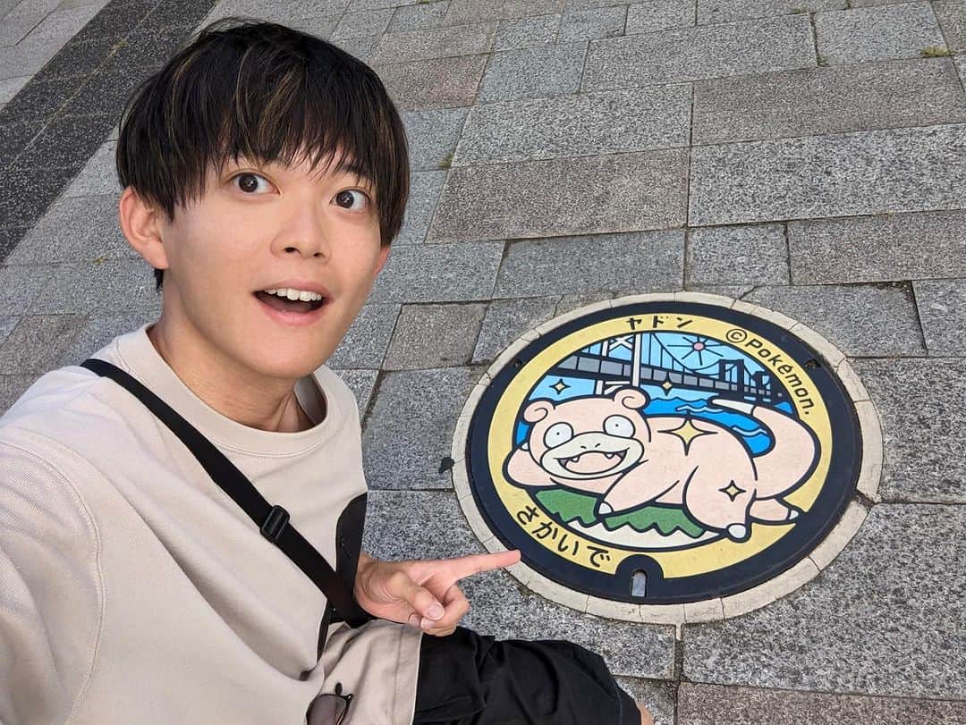 松丸亮吾のインスタグラム：「これは #ヤドン 県( #香川県 )に行かないと撮れない #ポケモン のマンホール⛳️  やっと撮れた嬉しい〜〜！！  #ポケふた #Pokémon #坂出市」
