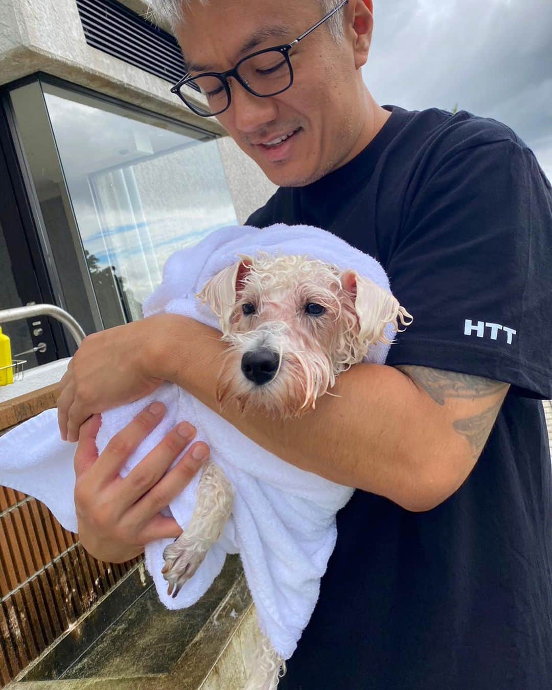 押尾学のインスタグラム：「🐶🩵🛁🩵  #mansbestfriend」