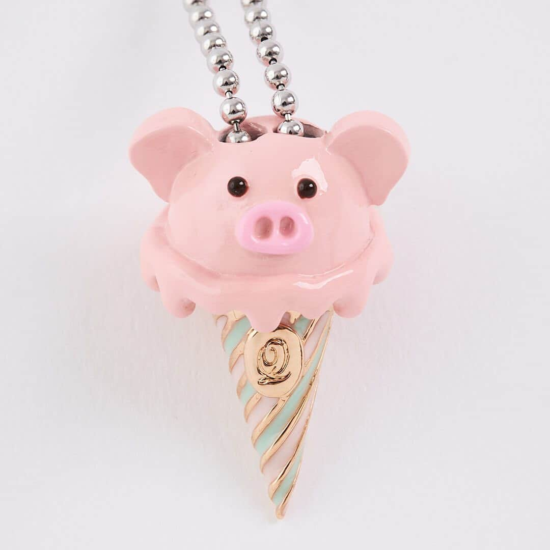 キューポットさんのインスタグラム写真 - (キューポットInstagram)「*⁠ 【NEW】~Pinky Piggy Strawberry Ice Cream Necklace~ Here we go by leaps and bounds! Lovely pinky piggy came to Q-pot.!🐷⁠ ⁠ Comes with a special package. You can also purchase additional ice cream charms to make your original ice cream!🍧✨⁠ ⁠ https://intl.q-pot.jp/collections/new⁠ ⁠ #qpot #キューポット #sweetsaccessory #sweetslover #sweetstagram #madeinjapan #japanmade #japan #ootd ⁠ #jewellerylover #accessories #outfit #fashion #style #fashionjewelry #jewelrydesign #instajewelry #jewellery #shopping #fashionista #instafashion #handmade #jewelleryaddict #jewelrygram #necklace #handmadejewelry #piggy #fortune #fortunejwelry #🐷」9月22日 17時12分 - press_qpot_international