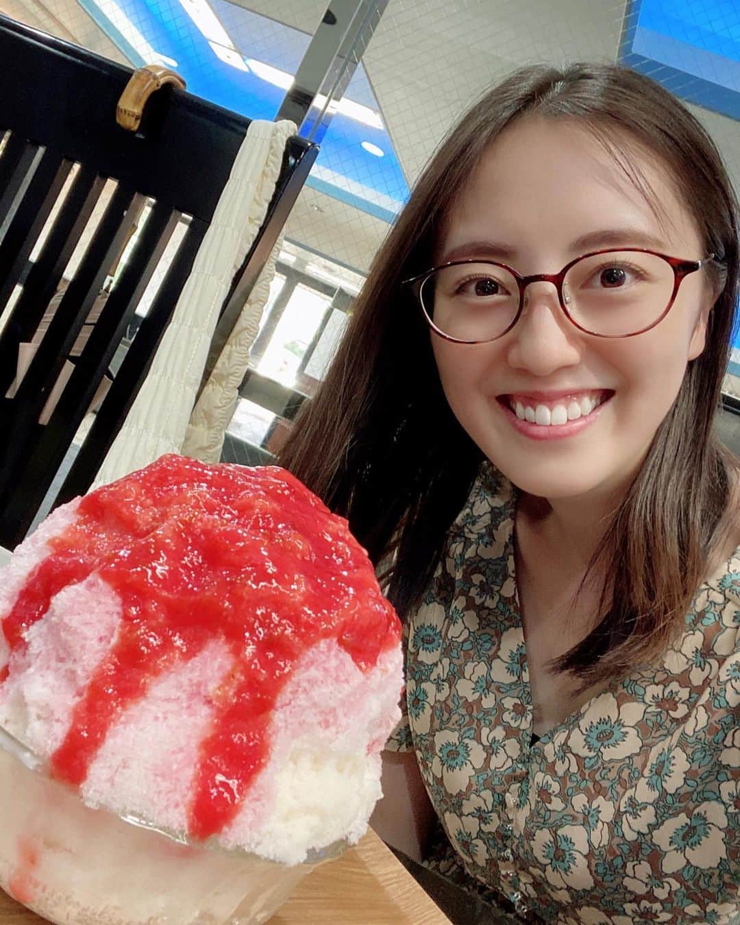 沢井美優のインスタグラム：「すもも〜❤️鮮やか☺️🍧  雨がしとしとしとしと。  蛙さん最近みかけないけど嬉しいよね🐸  #沢井はかき氷です #🍧  #かき氷 #かき氷大好き  #かき氷は人を幸せにする #🧡　 　 #笑顔溢れる毎日を  #明日もきっと素敵な一日 #🍀」