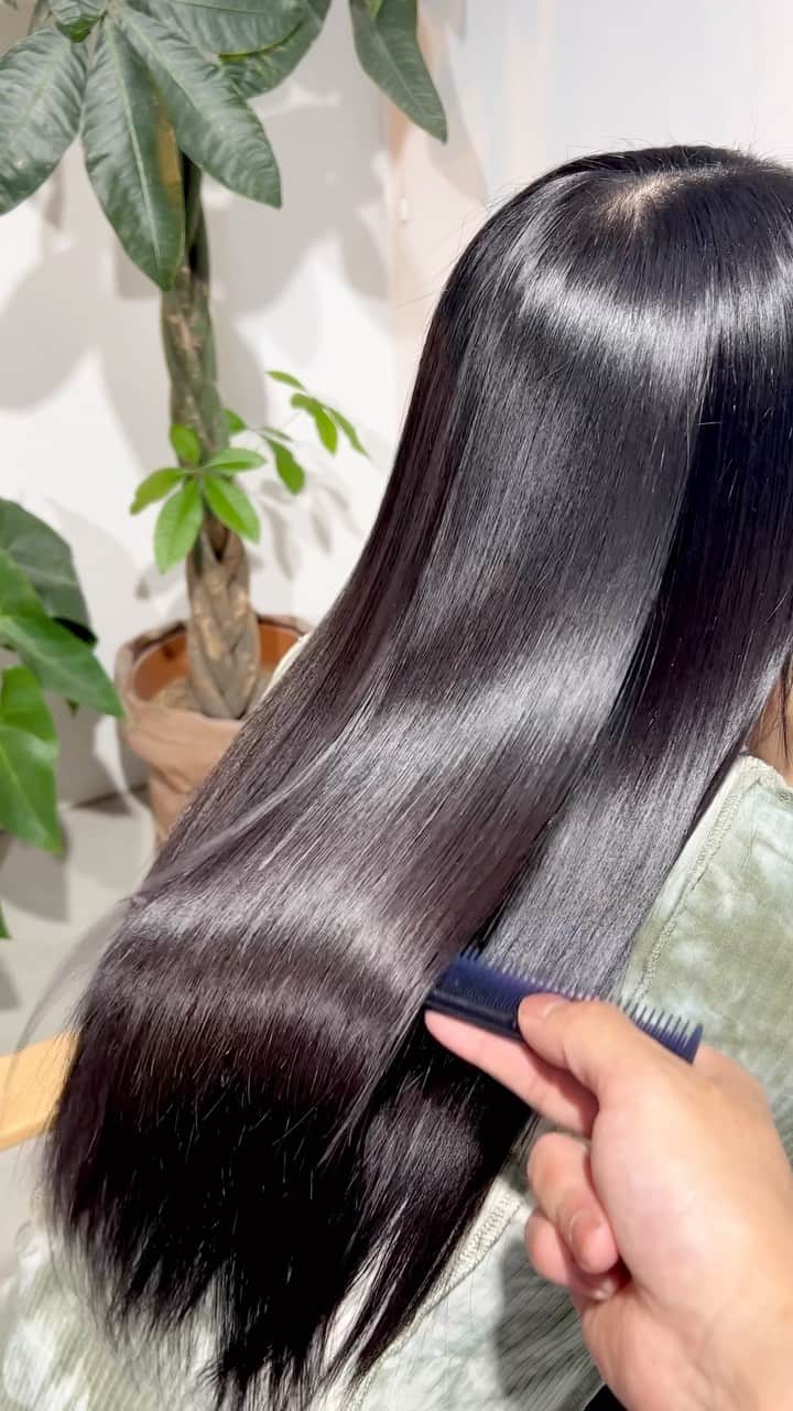 青野楓のインスタグラム：「艶が踊ってるって。 by @morikawa_george   #トリートメント#ヘアケア#レッドブラック」