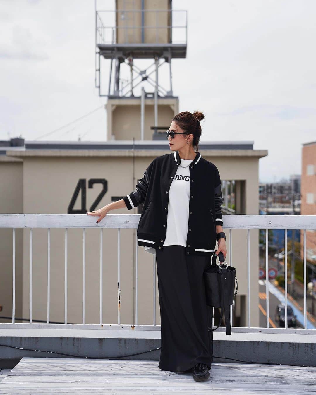 斎藤寛子さんのインスタグラム写真 - (斎藤寛子Instagram)「▶︎ Stadium Jacket  待望のスタジャン！ リバーシブルになって新登場です！  モードにカッコよくブラックか、 カジュアルに可愛いくネイビーか😍  リバーシブルなので、表と裏で楽しみが倍です🤭✨  9/22(fri)20:00〜販売START🚩  是非チェックしてみてください😊🙏✨  #anieca @anieca_official」9月22日 17時22分 - hiroko4life