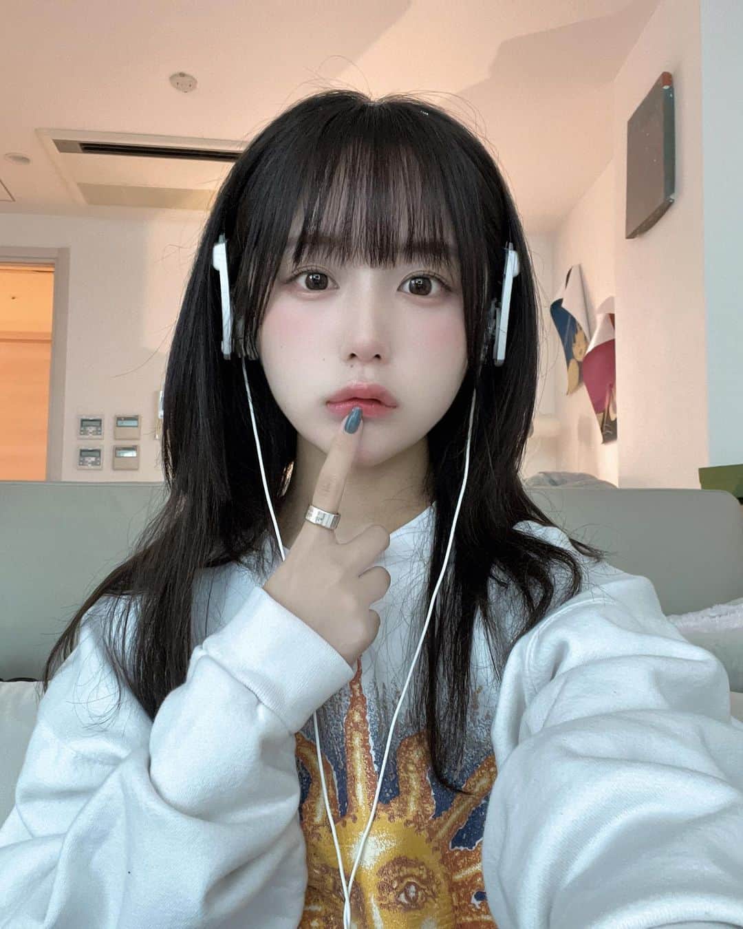 なえなののインスタグラム：「かわいいヘッドフォン買ったはいいけど 音楽流す本体買い忘れてた」
